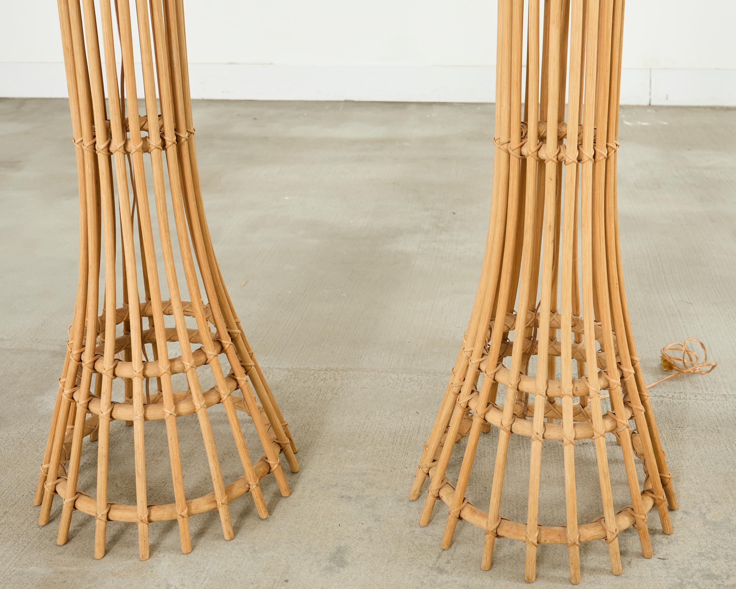 Paire de lampadaires en rotin moderne organique de style Franco Albini en vente 7