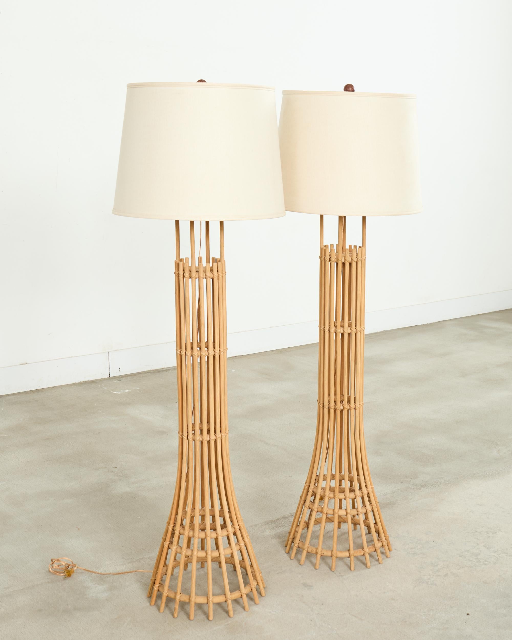Mid-Century Modern Paire de lampadaires en rotin moderne organique de style Franco Albini en vente