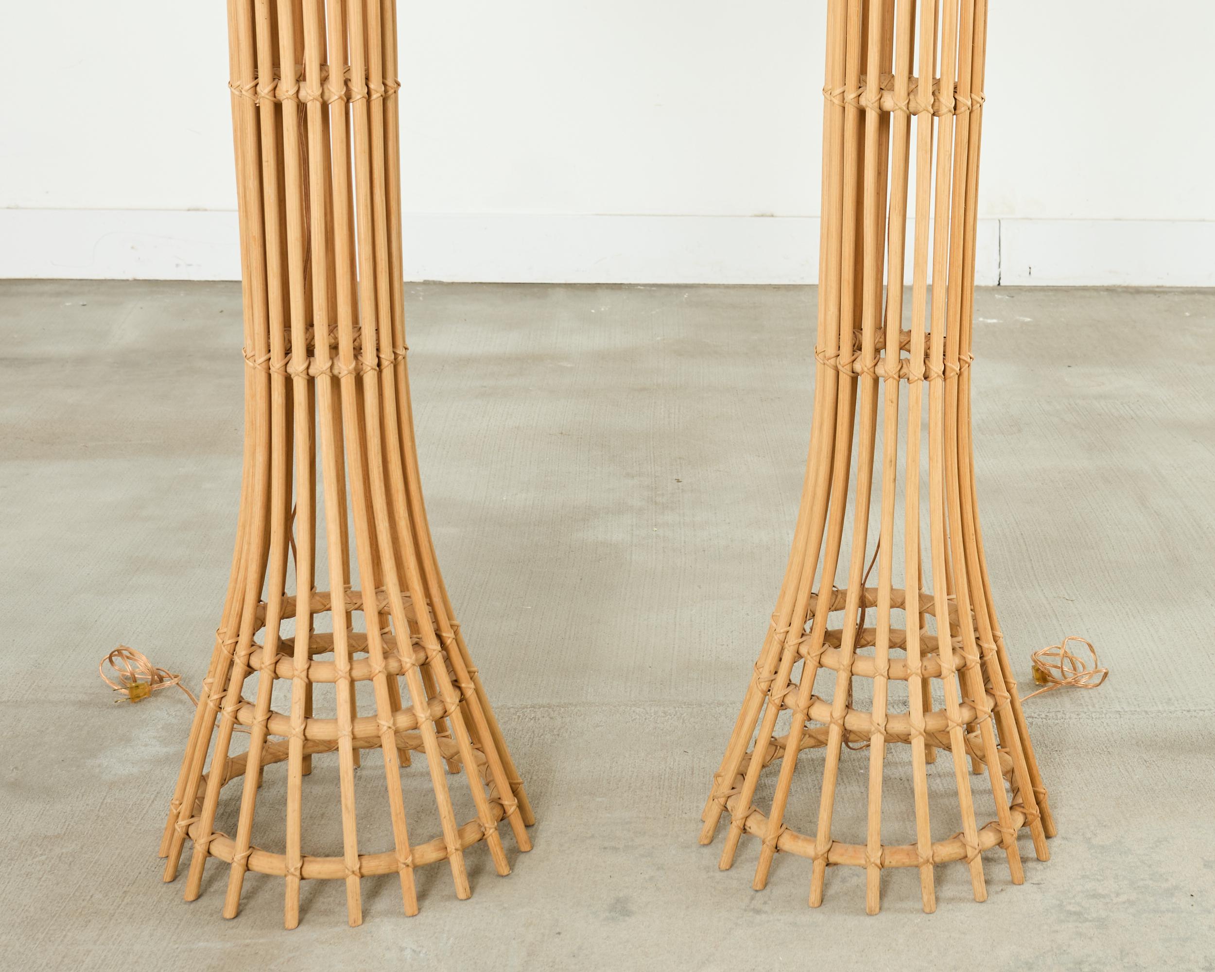 Fait main Paire de lampadaires en rotin moderne organique de style Franco Albini en vente