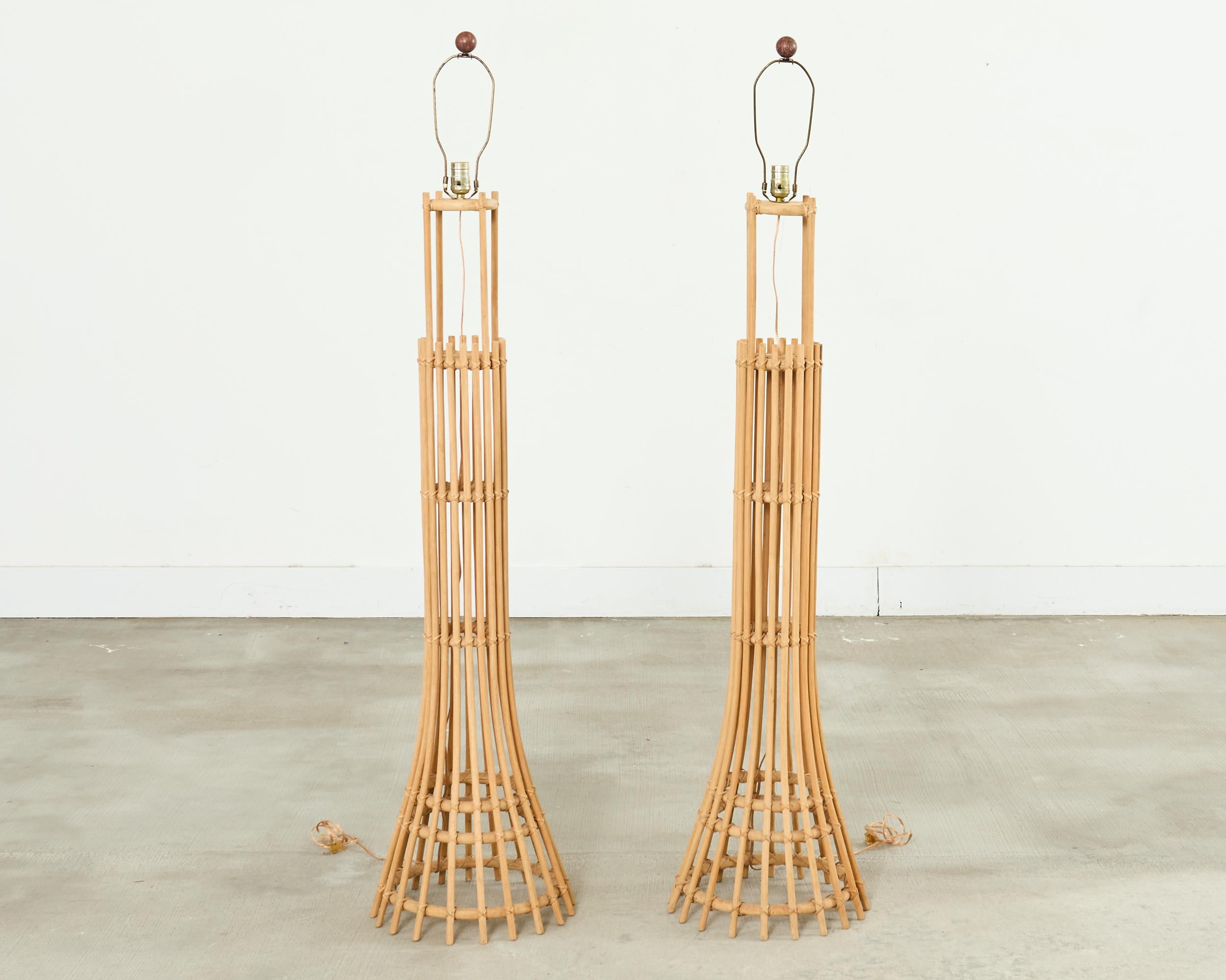 Paire de lampadaires en rotin moderne organique de style Franco Albini Bon état - En vente à Rio Vista, CA