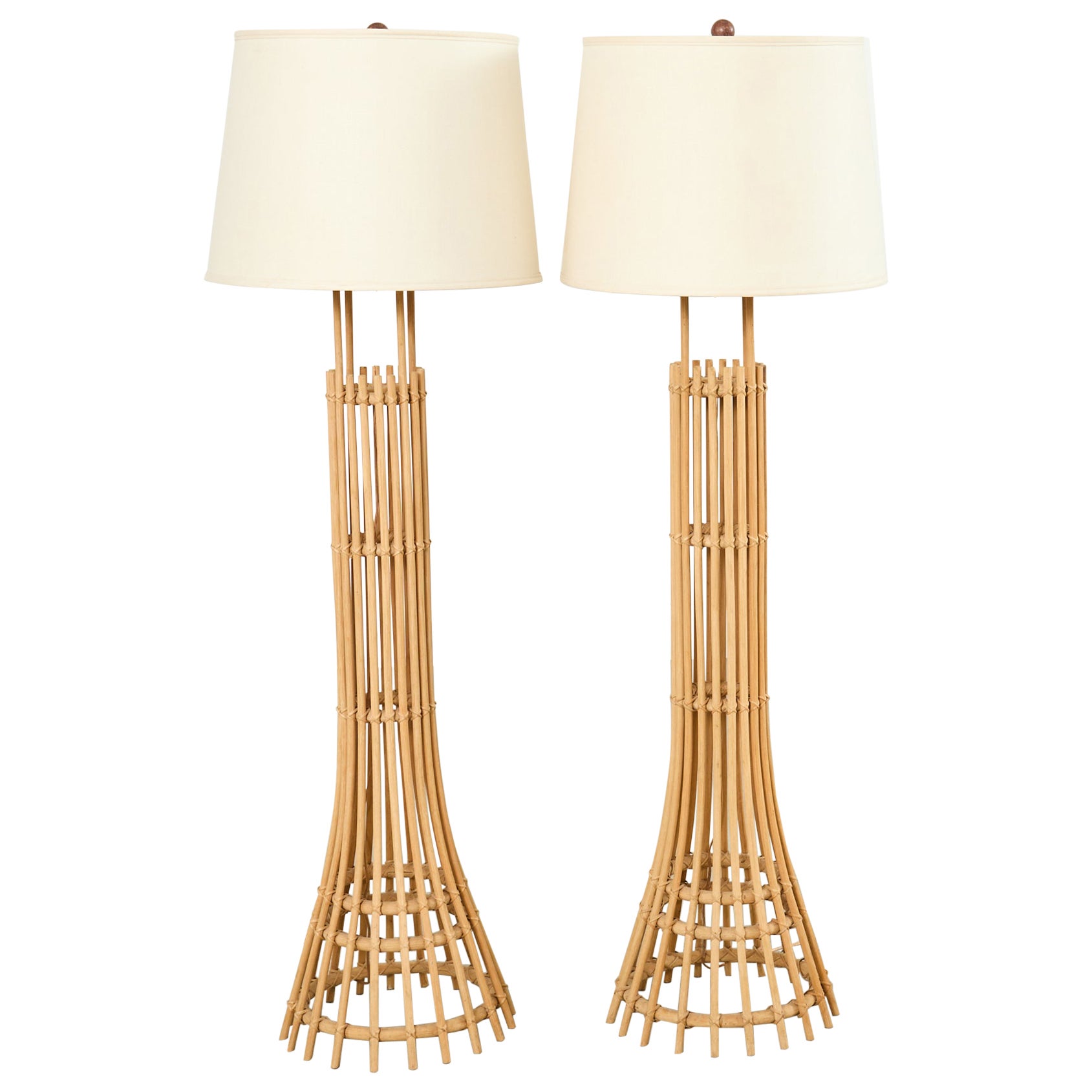 Paire de lampadaires en rotin moderne organique de style Franco Albini
