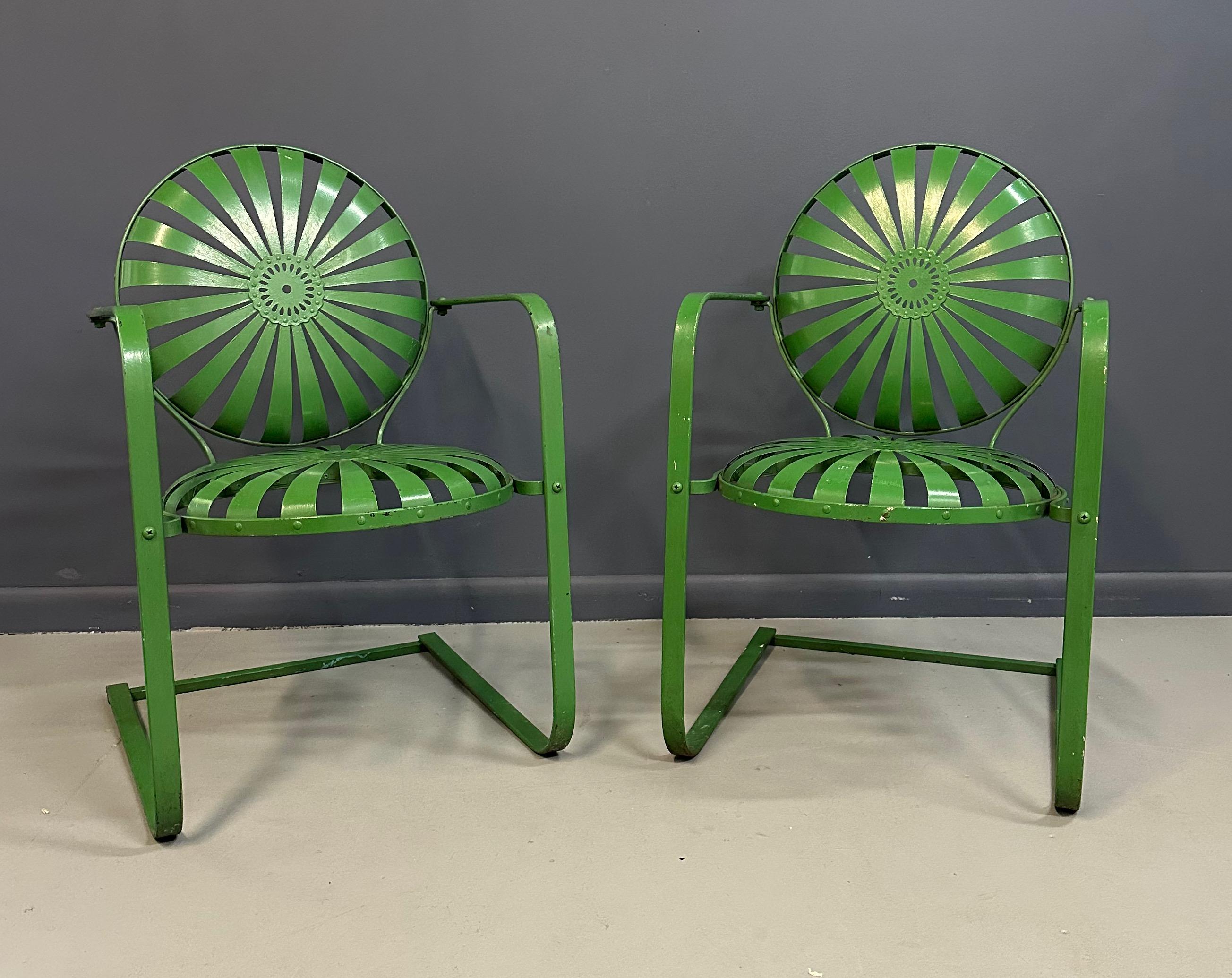 Un llamativo par de mecedoras metálicas vintage diseñadas por François Carre, con su icónico patrón 
