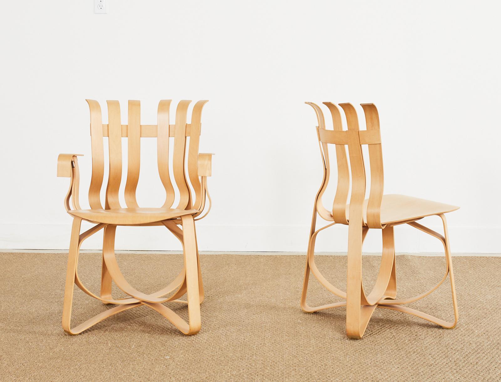 20ième siècle Paire de chaises à chapeaux en érable Frank Gehry pour Knoll en vente