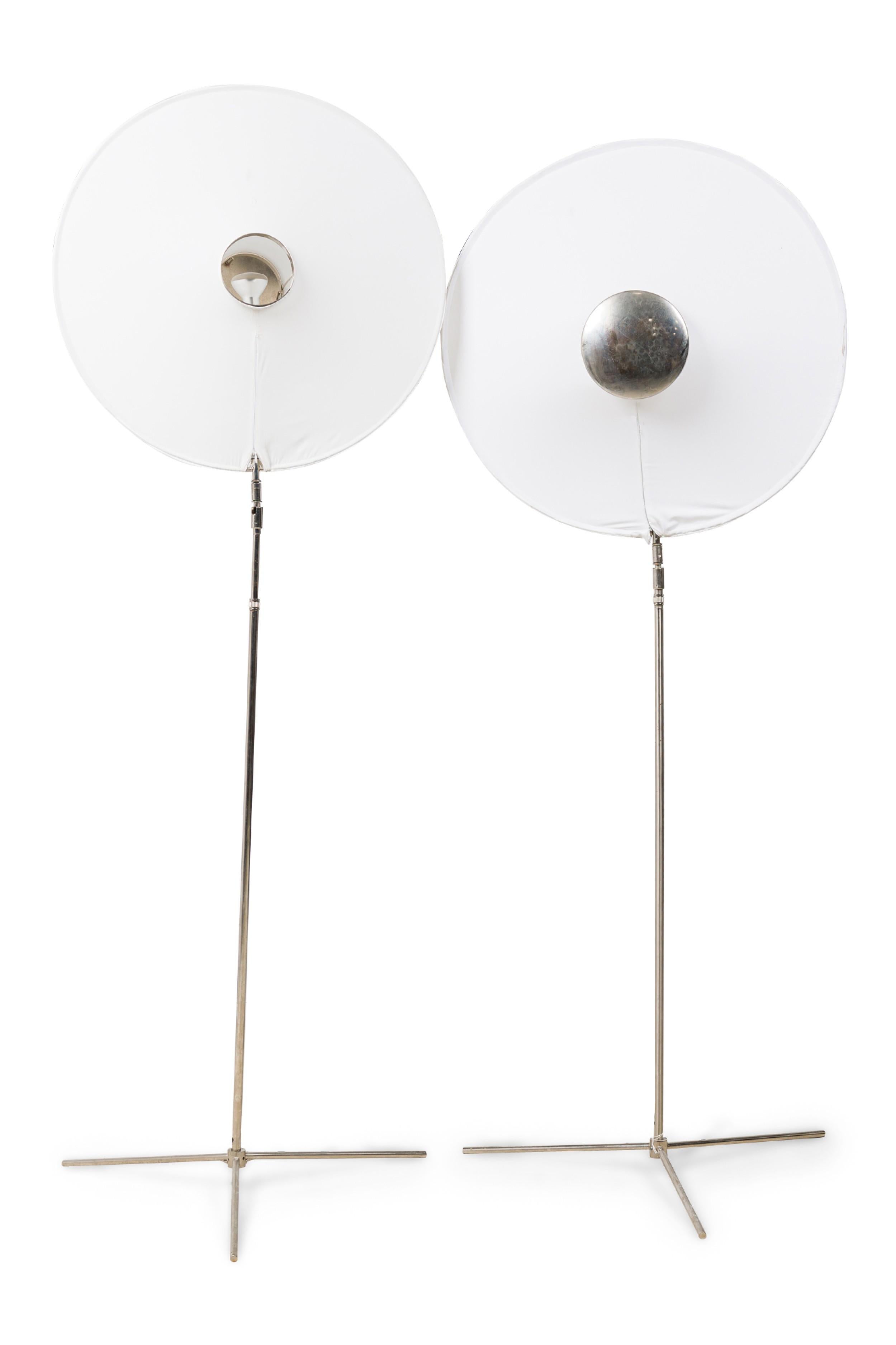 Mid-Century moderno Coppia di lampade da terra americane di metà secolo di Frank Gehry con scultura in bianco in vendita