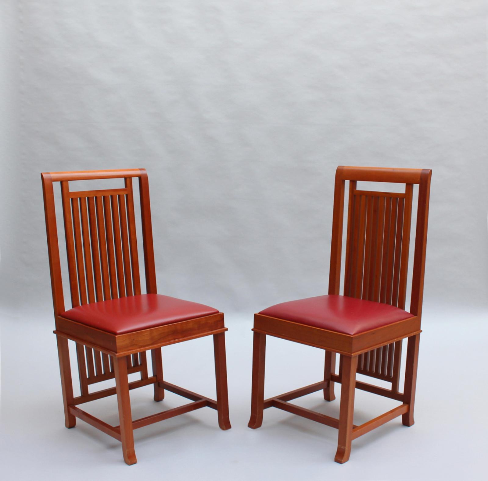 Frank Lloyd Wright - (en anglais)  Cassina édition 1992 - 2 chaises latérales en bois de cerisier, modèle 614 Coonley 2. 
