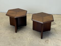 Pareja de mesas auxiliares hexagonales de Frank Lloyd Wright para Henredon
