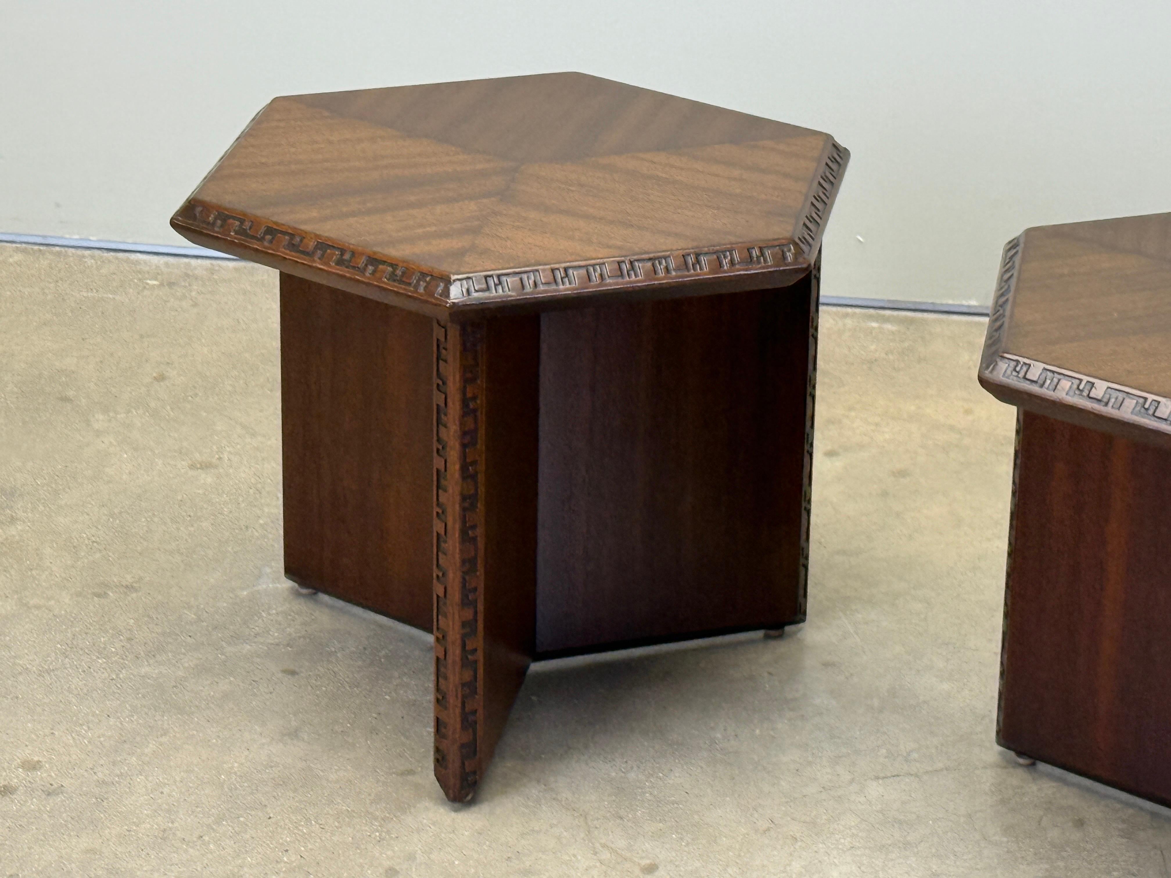 Metà XX secolo Coppia di tavolini esagonali di Frank Lloyd Wright per Henredon in vendita