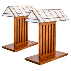Paire de lampes de table de style Frank Lloyd Wright en bois et verre au plomb du milieu du siècle dernier