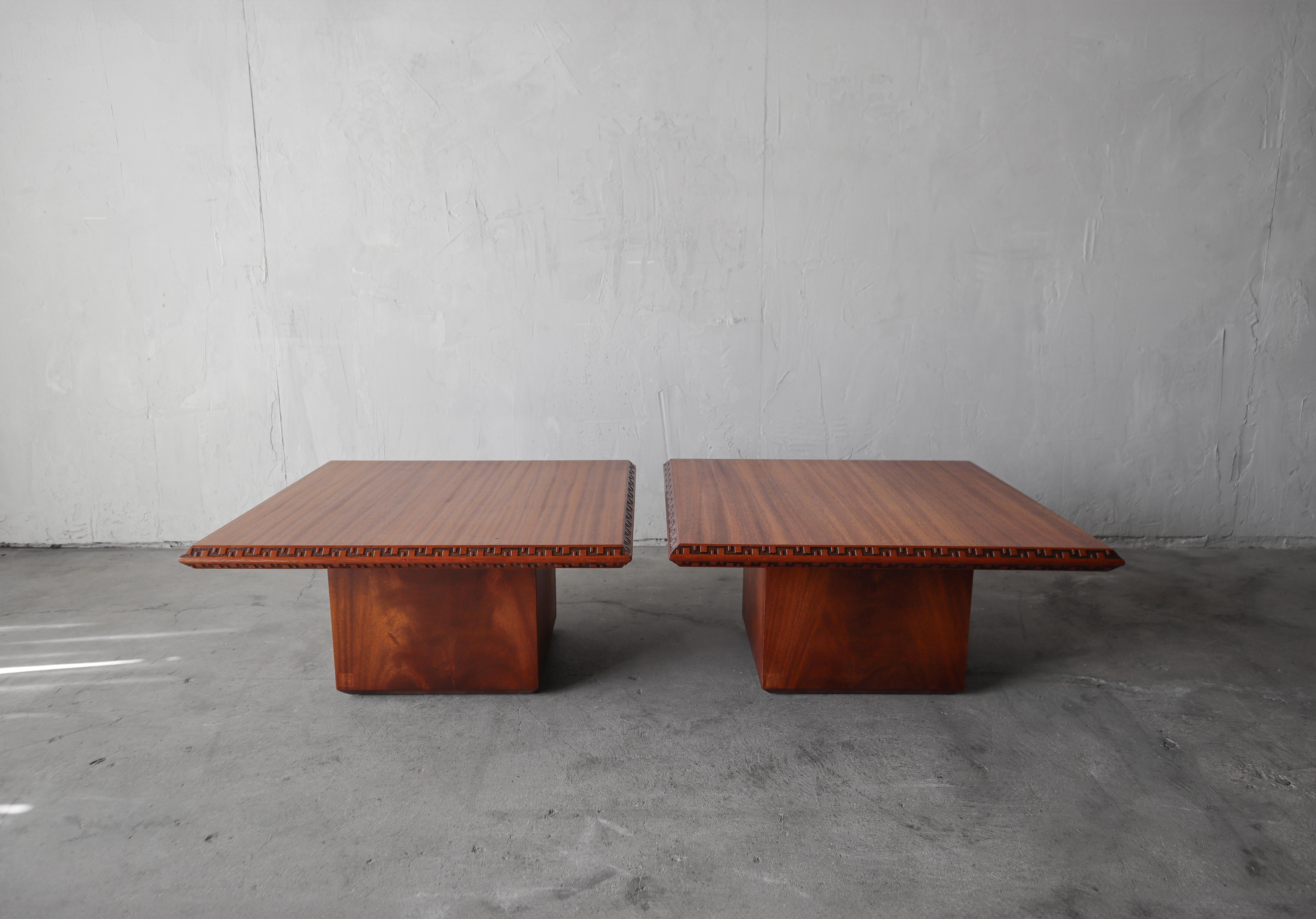 RARÍSIMO juego de 2 mesas de principios de siglo de la Colección Taliesin de Frank Lloyd Wright para Heritage-Henredon.

1 mesa de centro (33
