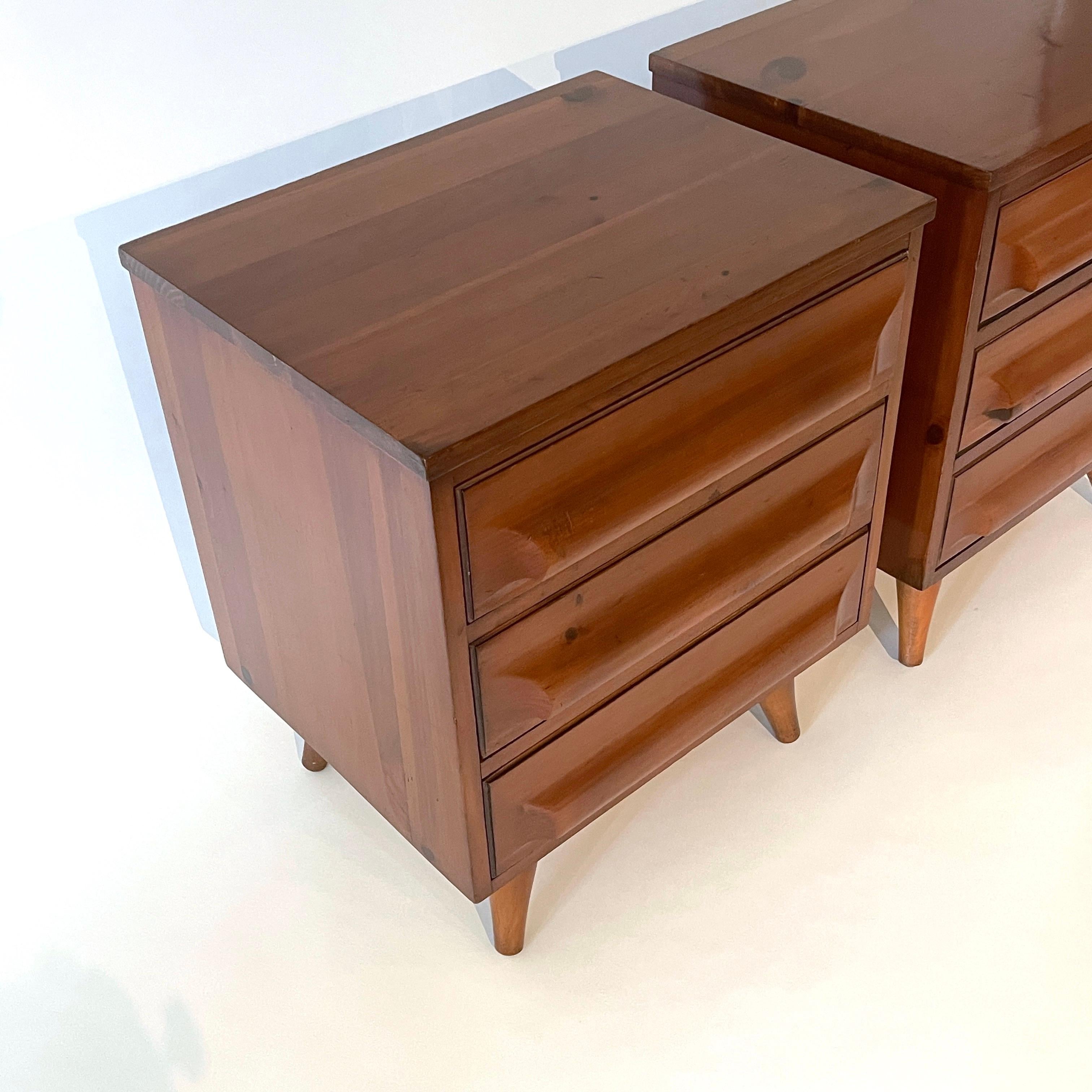 Mid-Century Modern Pair of Franklin Shockey Sculpted Adirondack Modern Pine Nightstands End Tables