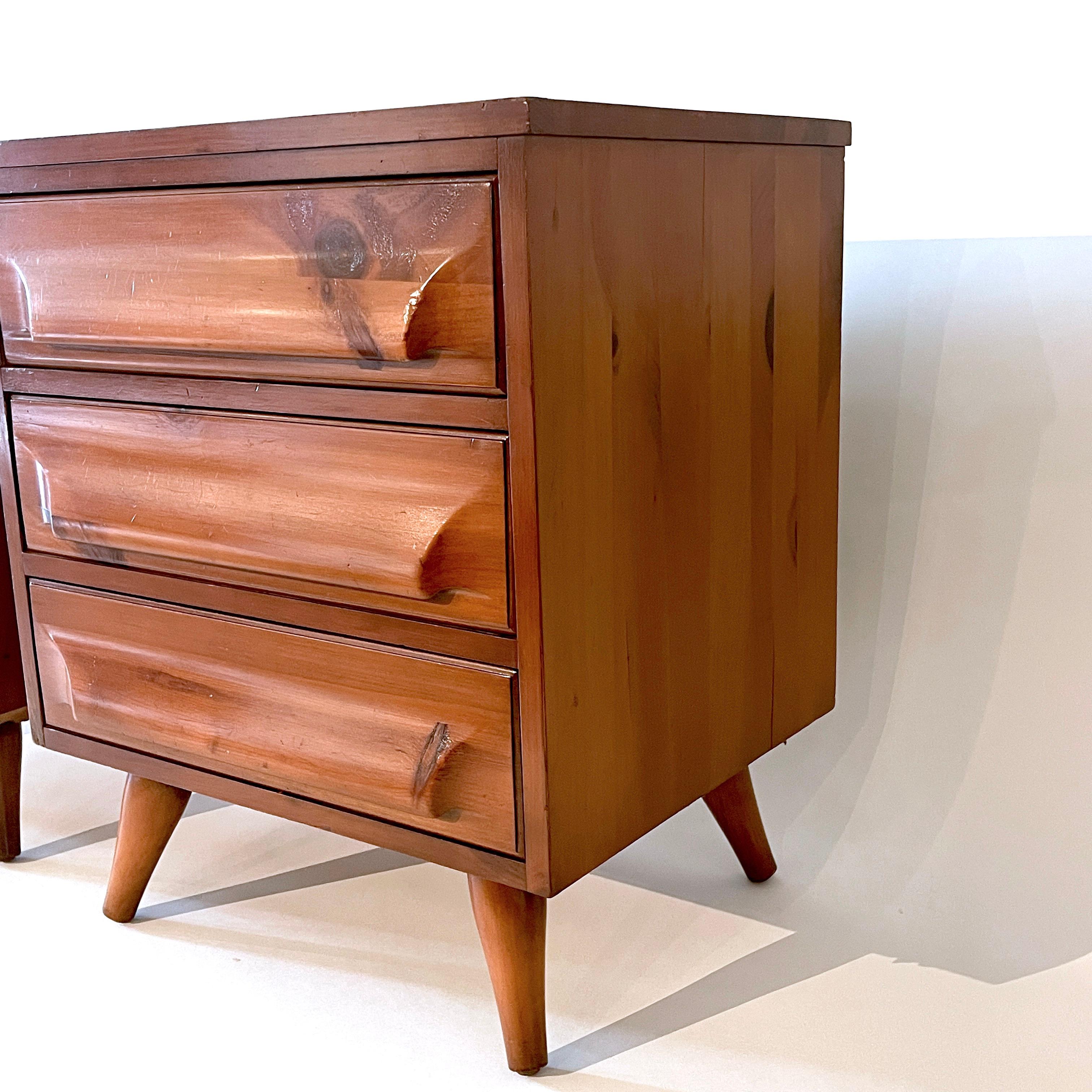 Mid-Century Modern Pair of Franklin Shockey Sculpted Adirondack Modern Pine Nightstands End Tables