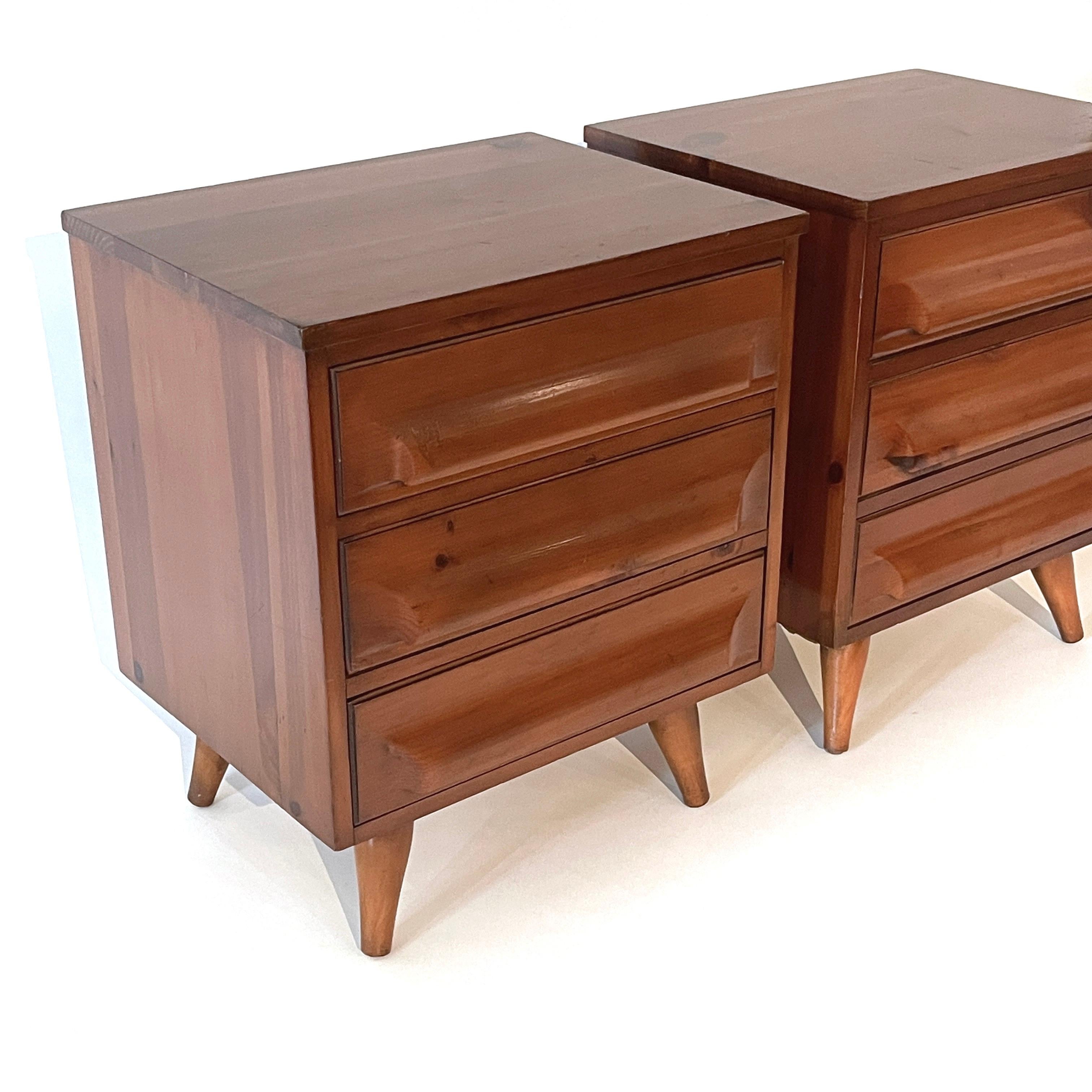 Carved Pair of Franklin Shockey Sculpted Adirondack Modern Pine Nightstands End Tables