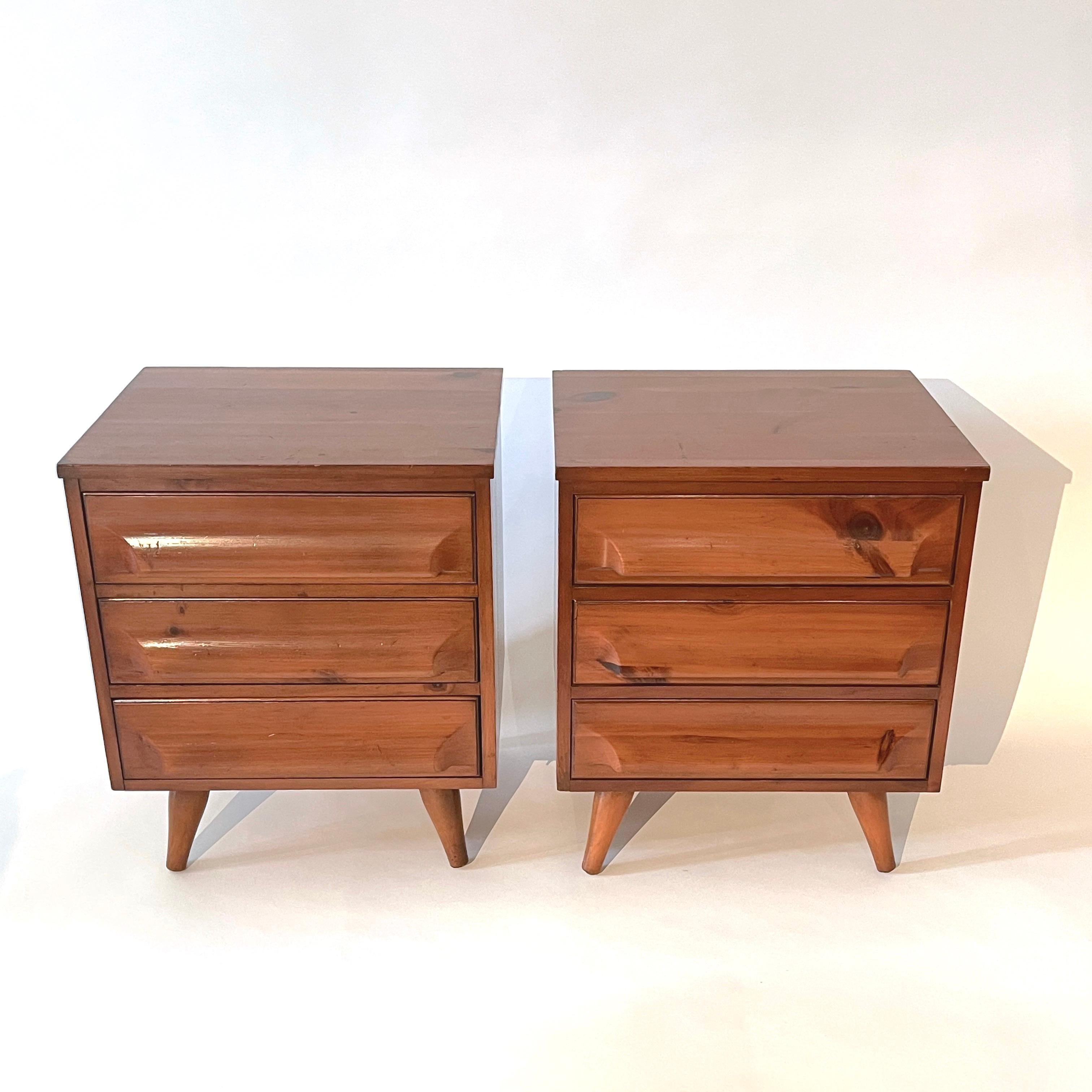 Pair of Franklin Shockey Sculpted Adirondack Modern Pine Nightstands End Tables In Good Condition In Hudson, NY