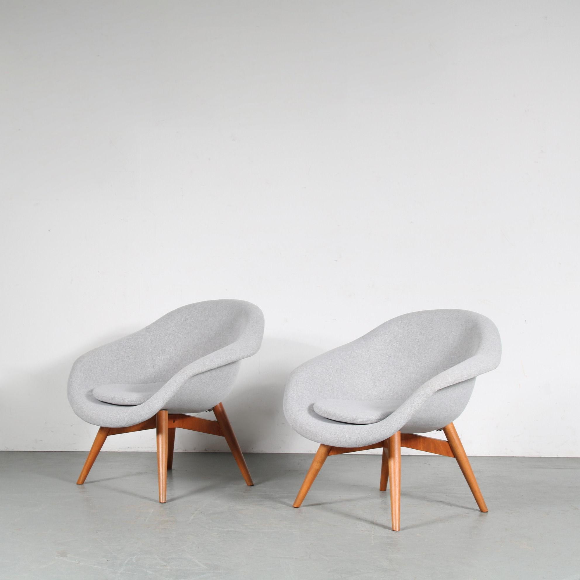 A fantastic pair of lounge chairs designed by Frantisek Jirak, manufactured in the Czech Repulbic around 1950.

These eye-catching chairs have high quality beech wooden bases in a nice, warm brown colour. The tapered legs give them a nice, modern