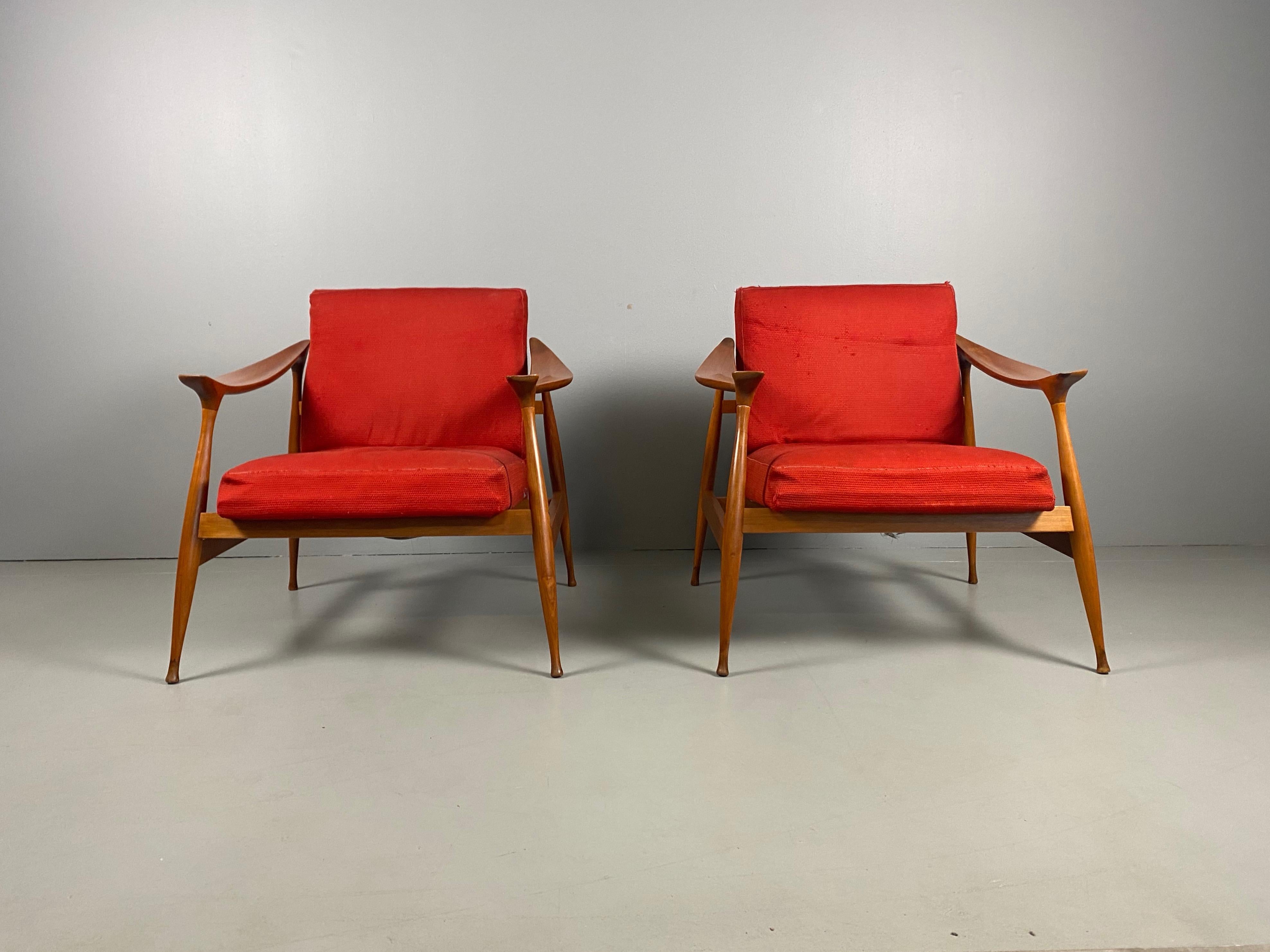 Fratelli Reguitti, pair of 'Lord' armchairs, walnut, red fabric upholstery, Italy, 1959.
Beautiful armchairs walnut by Fratelli Reguitti. The wooden frame has a beautiful detailed and organic shaped design.
The high cylindrical legs are tapered.