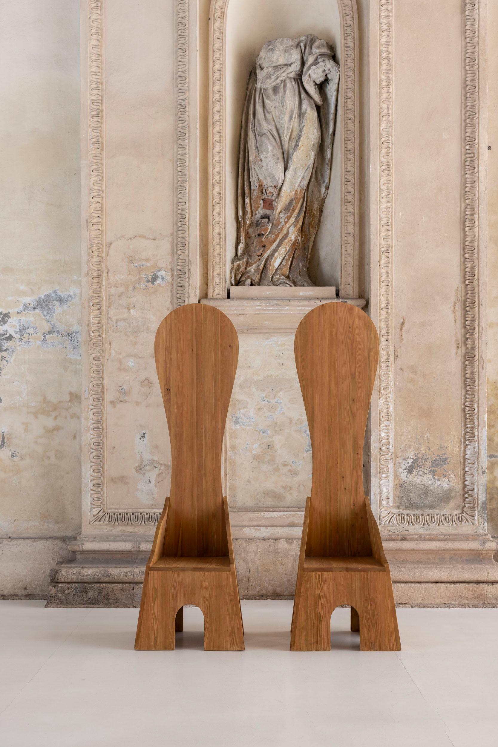 Ein Paar der ikonischen Fratina-Stühle, die der Designer Mario Ceroli 1972 für Poltronova entworfen hat. Die für ihre kühne und skulpturale Form bekannten Fratina-Stühle sind ein perfektes Beispiel für Cerolis einzigartigen Ansatz, Möbel als