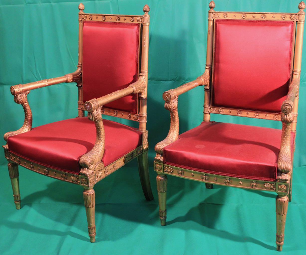 Superbe paire de fauteuils dorés, France, période Napoléon III, signée Quignon.

Frédéric Gustave Quignon, fils de Napoléon Quignon, est né à Paris le 7 novembre 1843. Il travaille avec son père, devient associé en 1872, puis son successeur en
