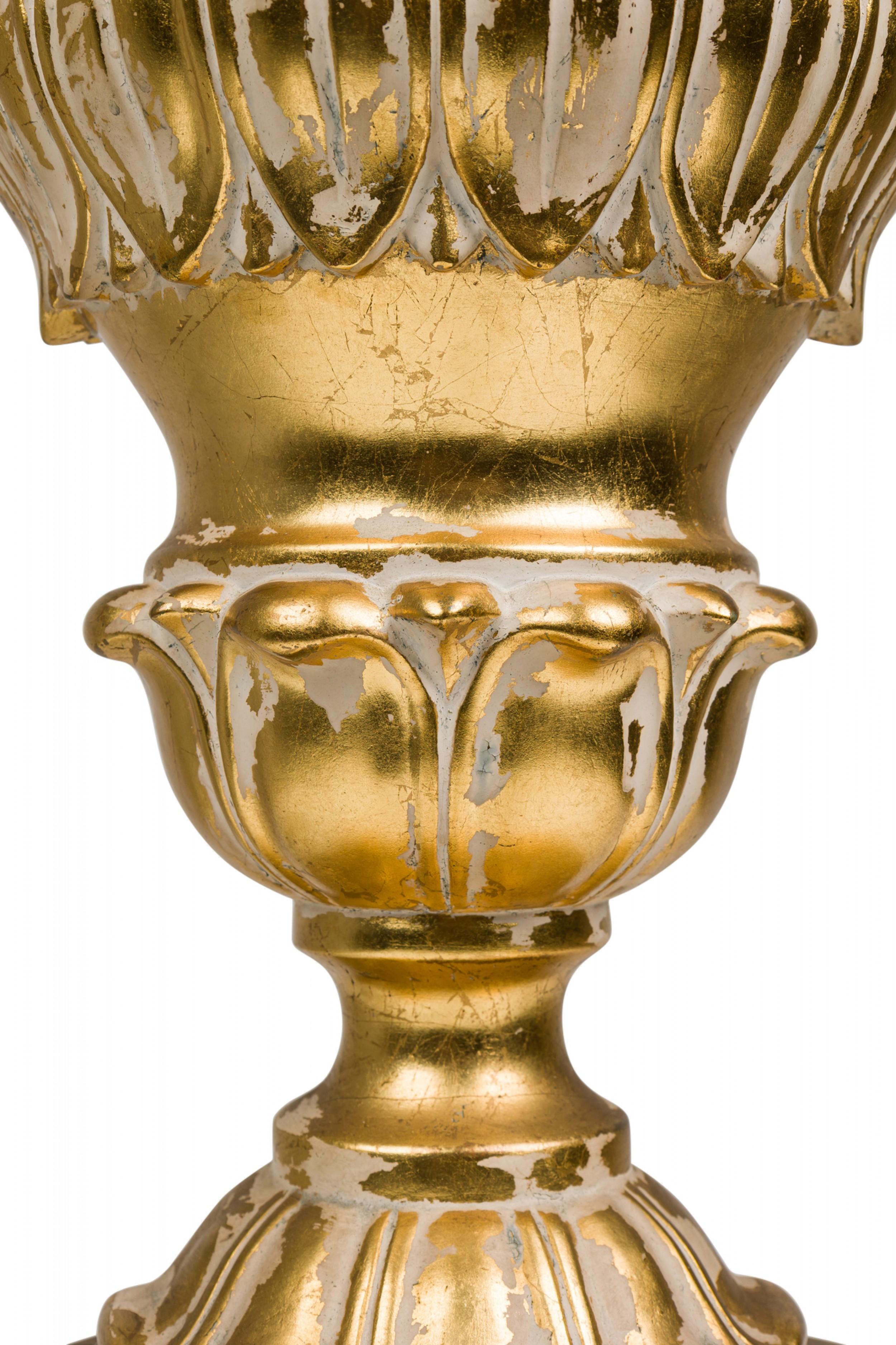Paire de lampes de bureau en plâtre doré à balustre Frederick Cooper American en vente 3