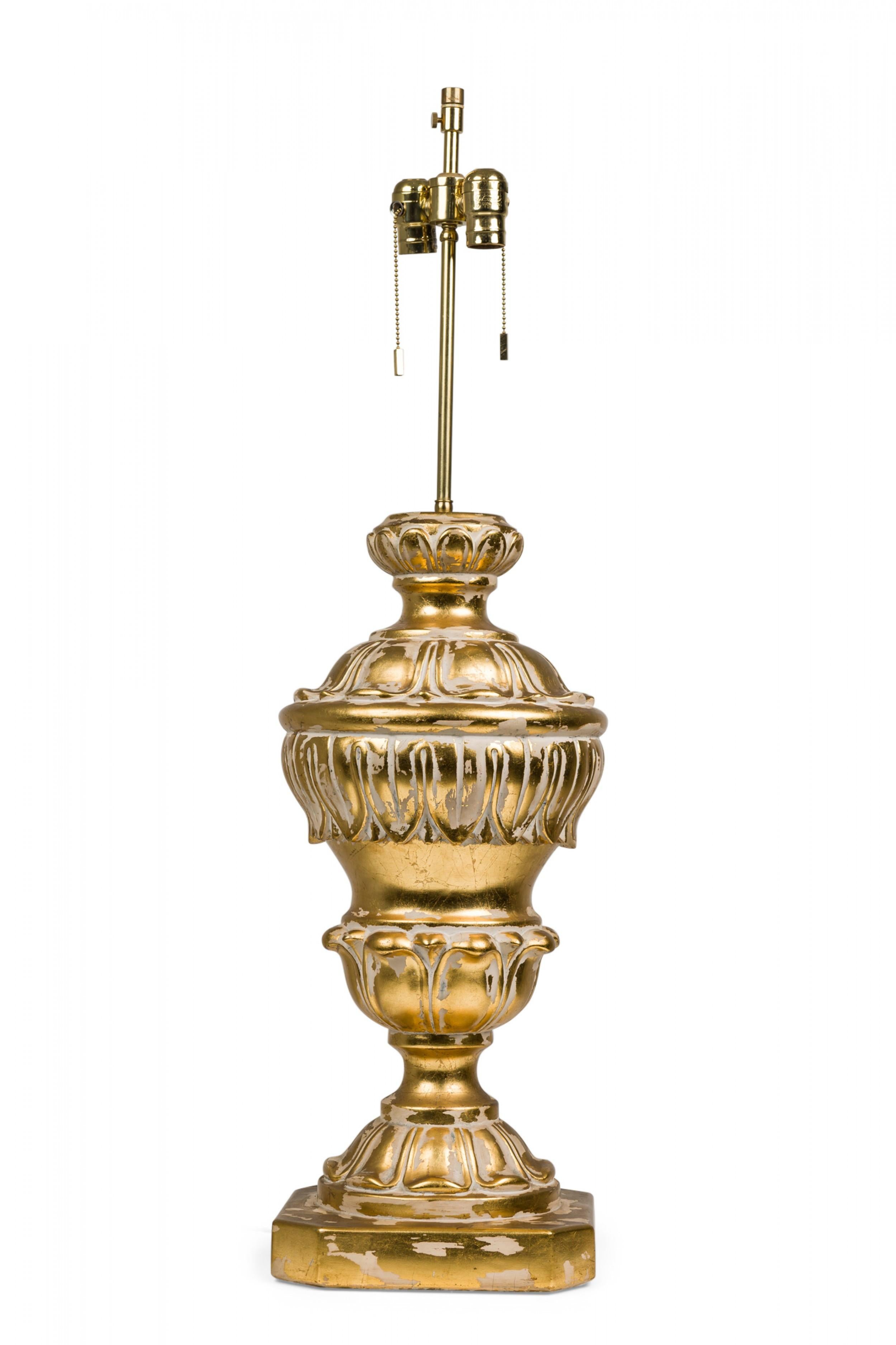 Paire de lampes de bureau en plâtre doré à balustre Frederick Cooper American en vente 4