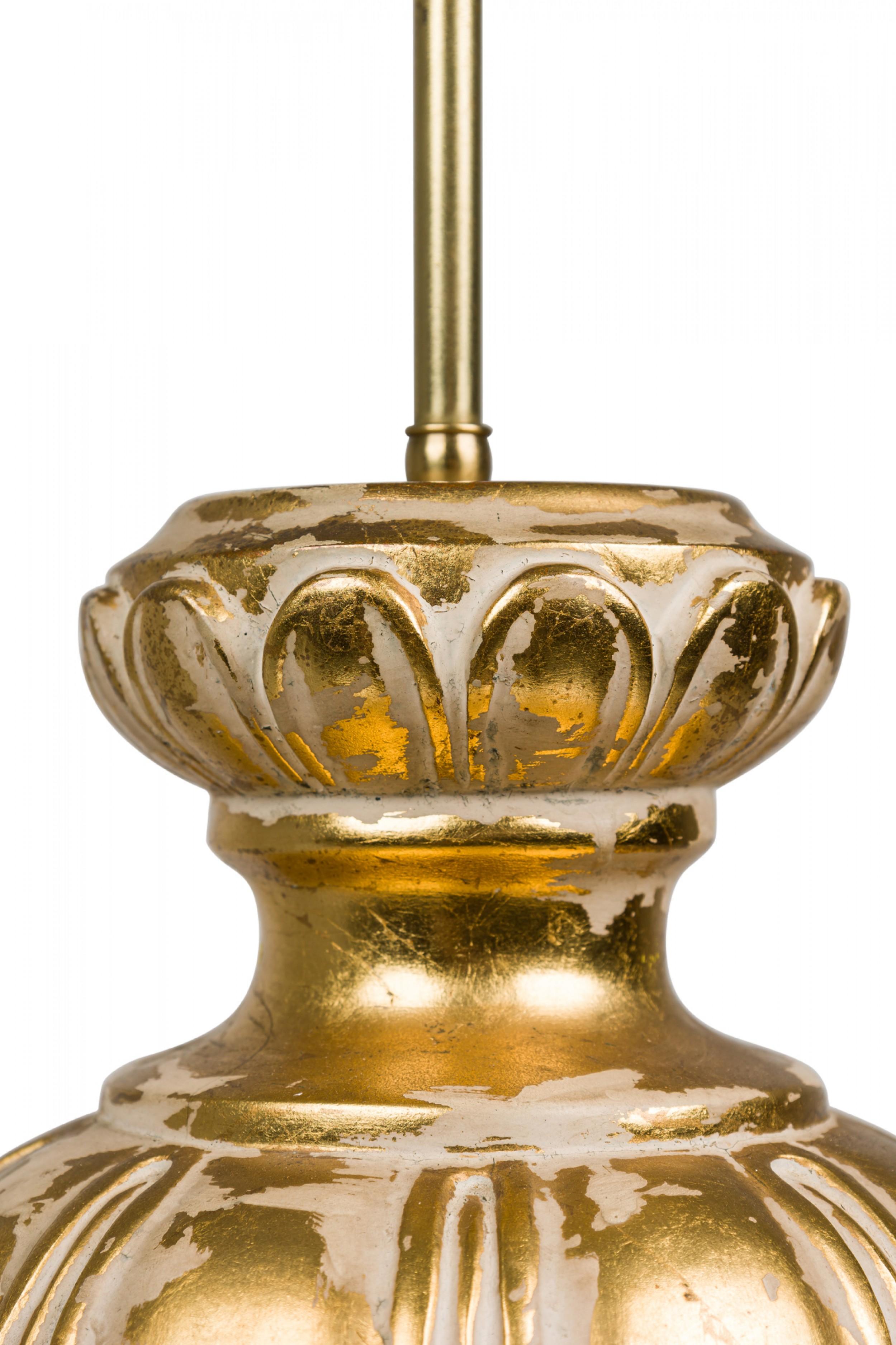 Pareja de lámparas de sobremesa Frederick Cooper American Plaster Parcel Gilt Baluster Metal en venta