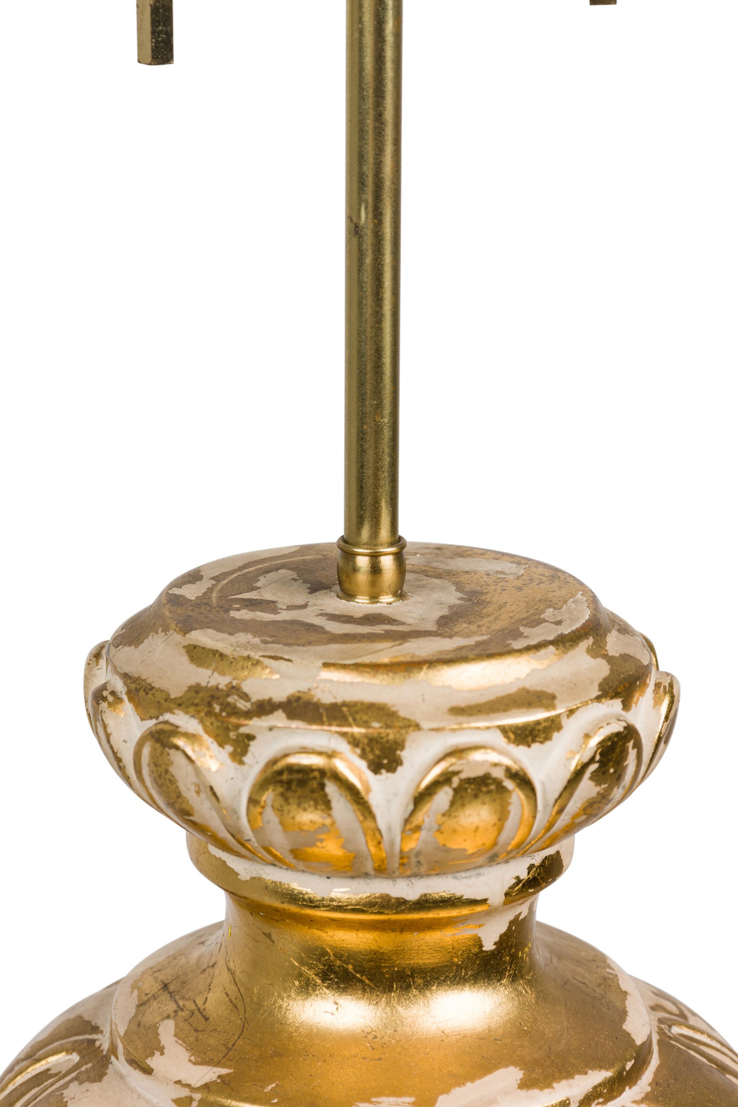 Pareja de lámparas de sobremesa Frederick Cooper American Plaster Parcel Gilt Baluster en venta 2