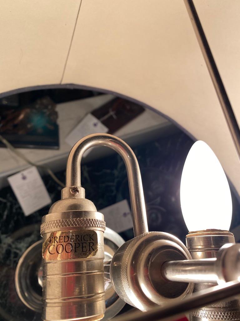 Ein Paar verchromte Frederick Cooper Atomic-Tischlampen mit Originalschirmen im Angebot 3