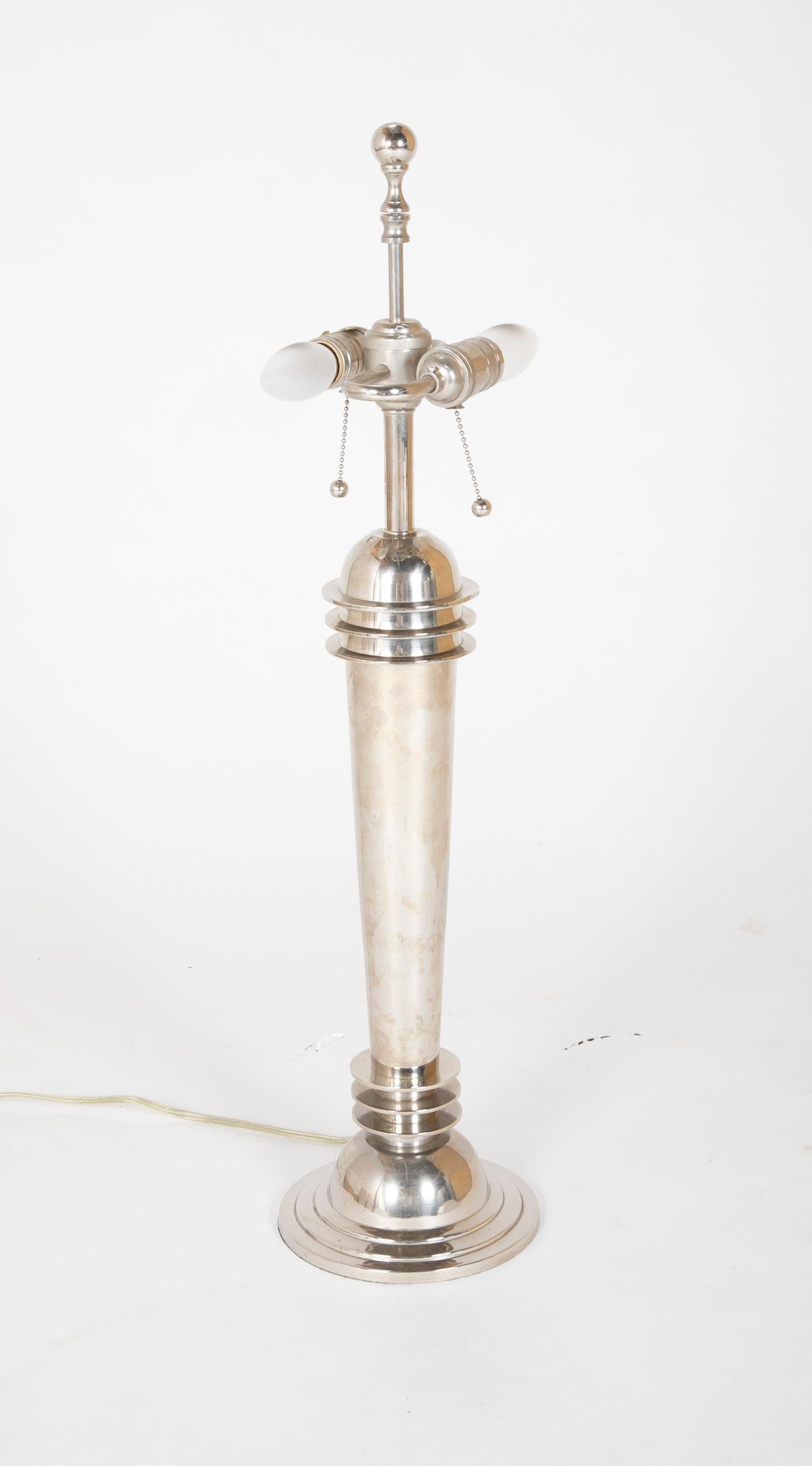 Poli  Frederick Cooper paire de lampes de bureau atomiques chromées avec abat-jour d'origine en vente