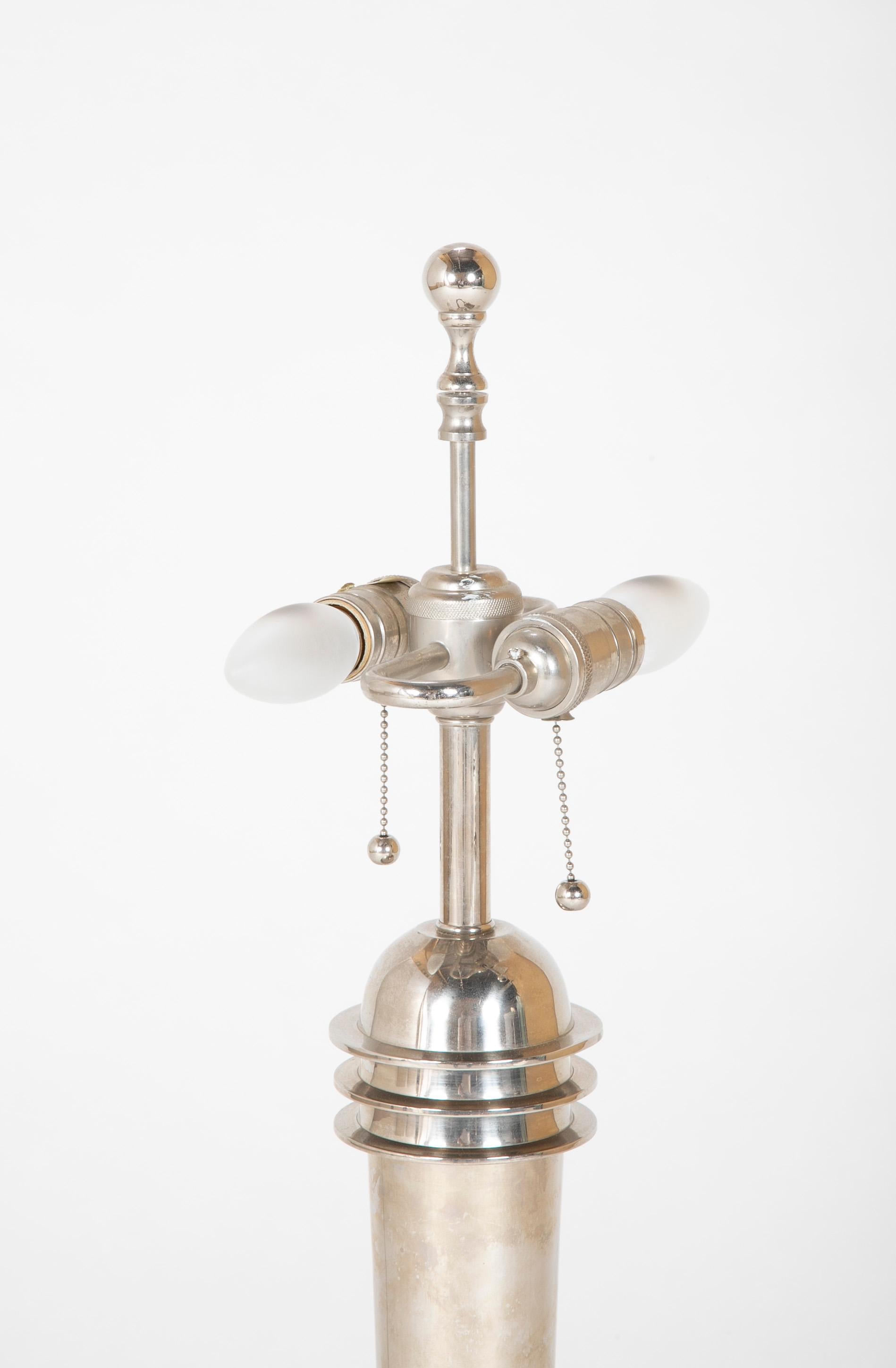 Acier inoxydable  Frederick Cooper paire de lampes de bureau atomiques chromées avec abat-jour d'origine en vente