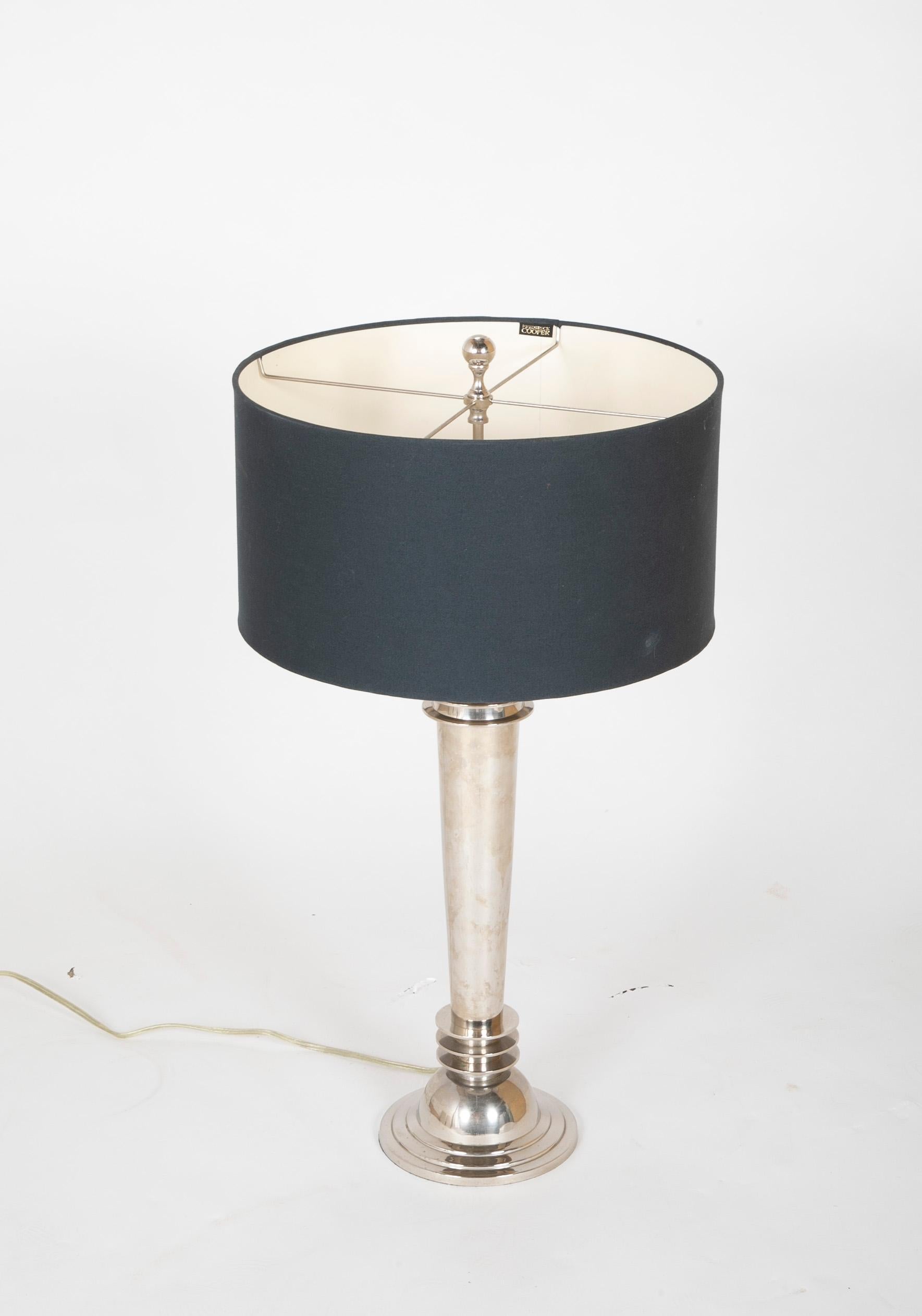  Frederick Cooper paire de lampes de bureau atomiques chromées avec abat-jour d'origine en vente 1
