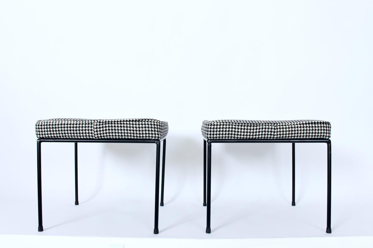 Mid-Century Modern Paire de tabourets en fer Frederick Weinberg avec tissu 