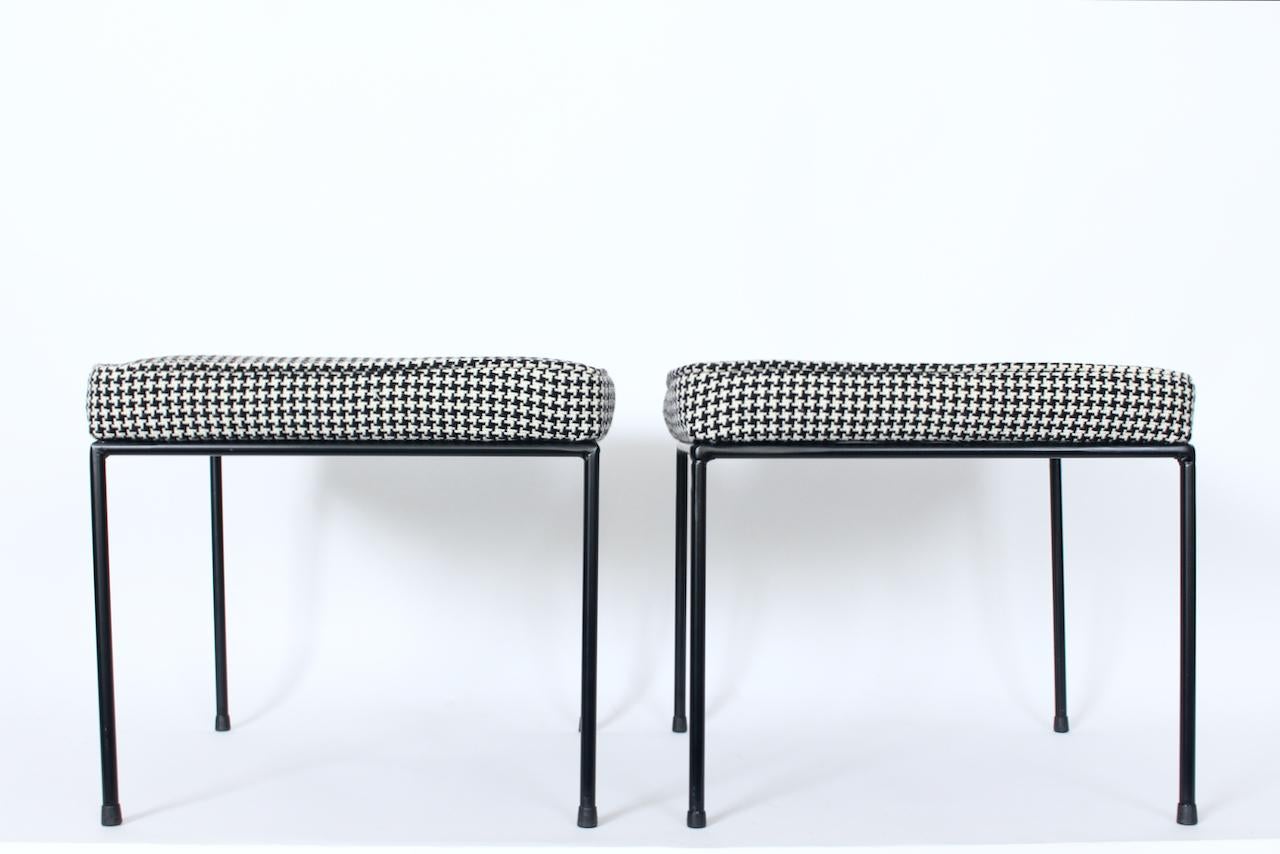 Américain Paire de tabourets en fer Frederick Weinberg avec tissu 