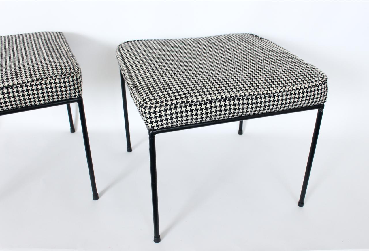 Milieu du XXe siècle Paire de tabourets en fer Frederick Weinberg avec tissu 
