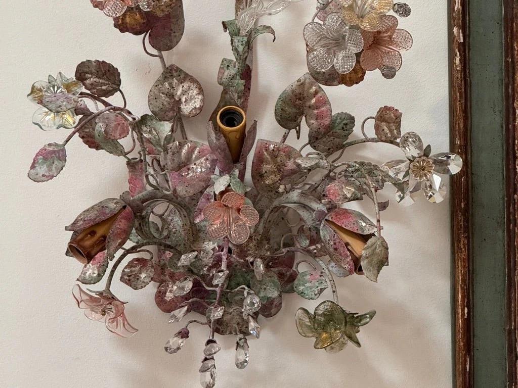 Americano Coppia di appliques floreali di Murano e tole Fredrick Ramond della metà del secolo scorso in vendita