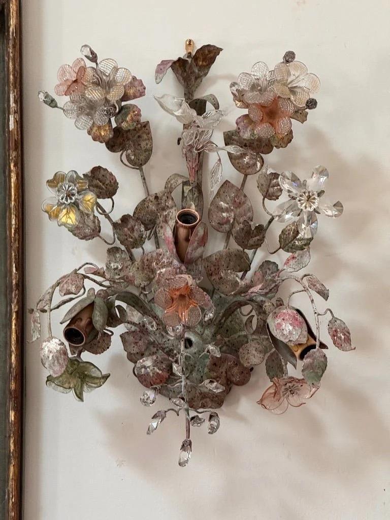 Coppia di appliques floreali di Murano e tole Fredrick Ramond della metà del secolo scorso In condizioni buone in vendita a Charlottesville, VA