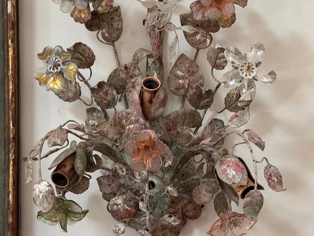 XX secolo Coppia di appliques floreali di Murano e tole Fredrick Ramond della metà del secolo scorso in vendita