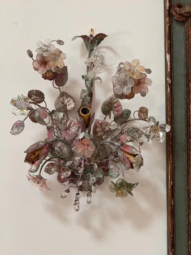 Metallo Coppia di appliques floreali di Murano e tole Fredrick Ramond della metà del secolo scorso in vendita