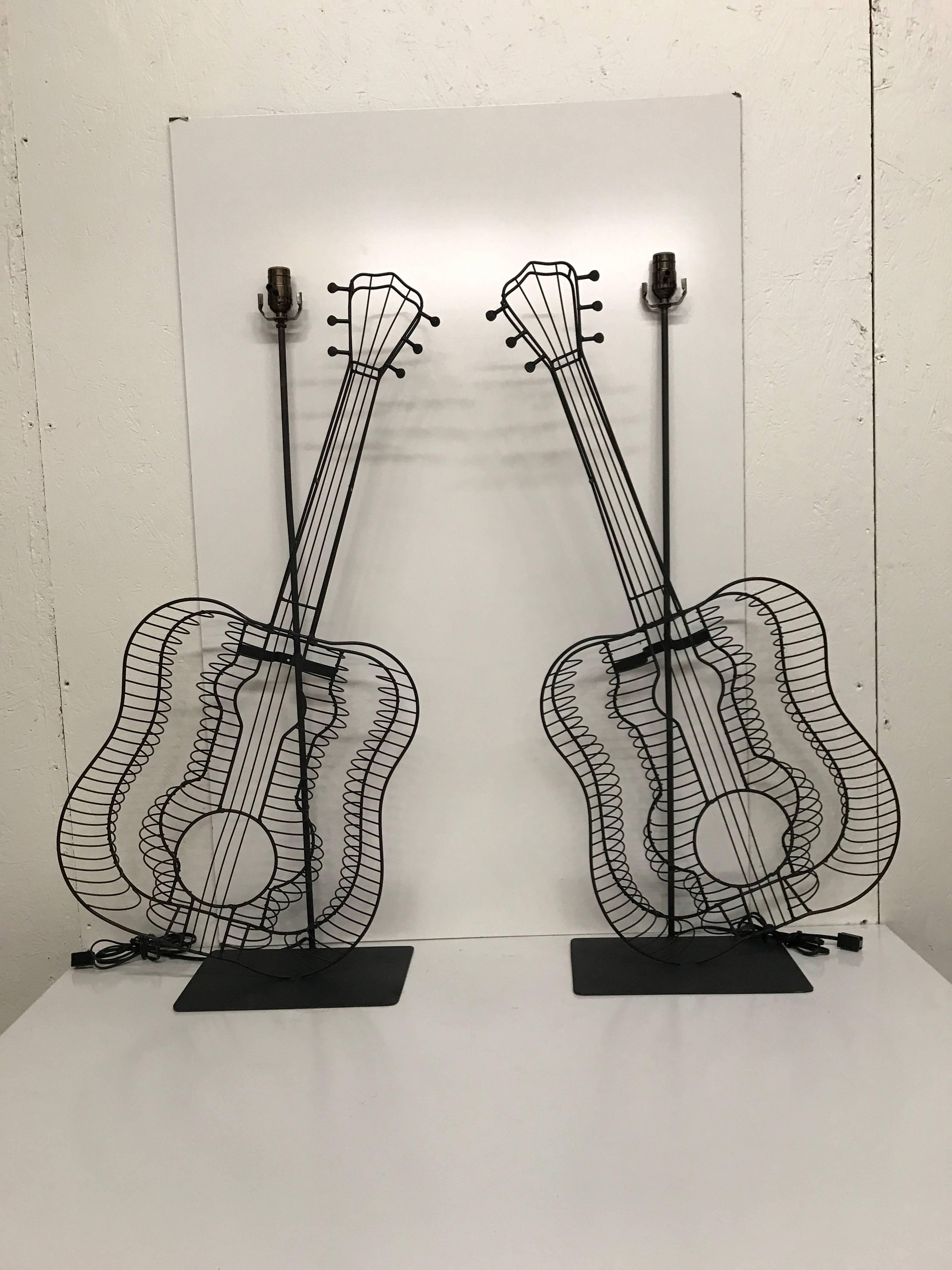 Mid-Century Modern Paire de lampes à guitare de style Fredrick Weinberg en vente
