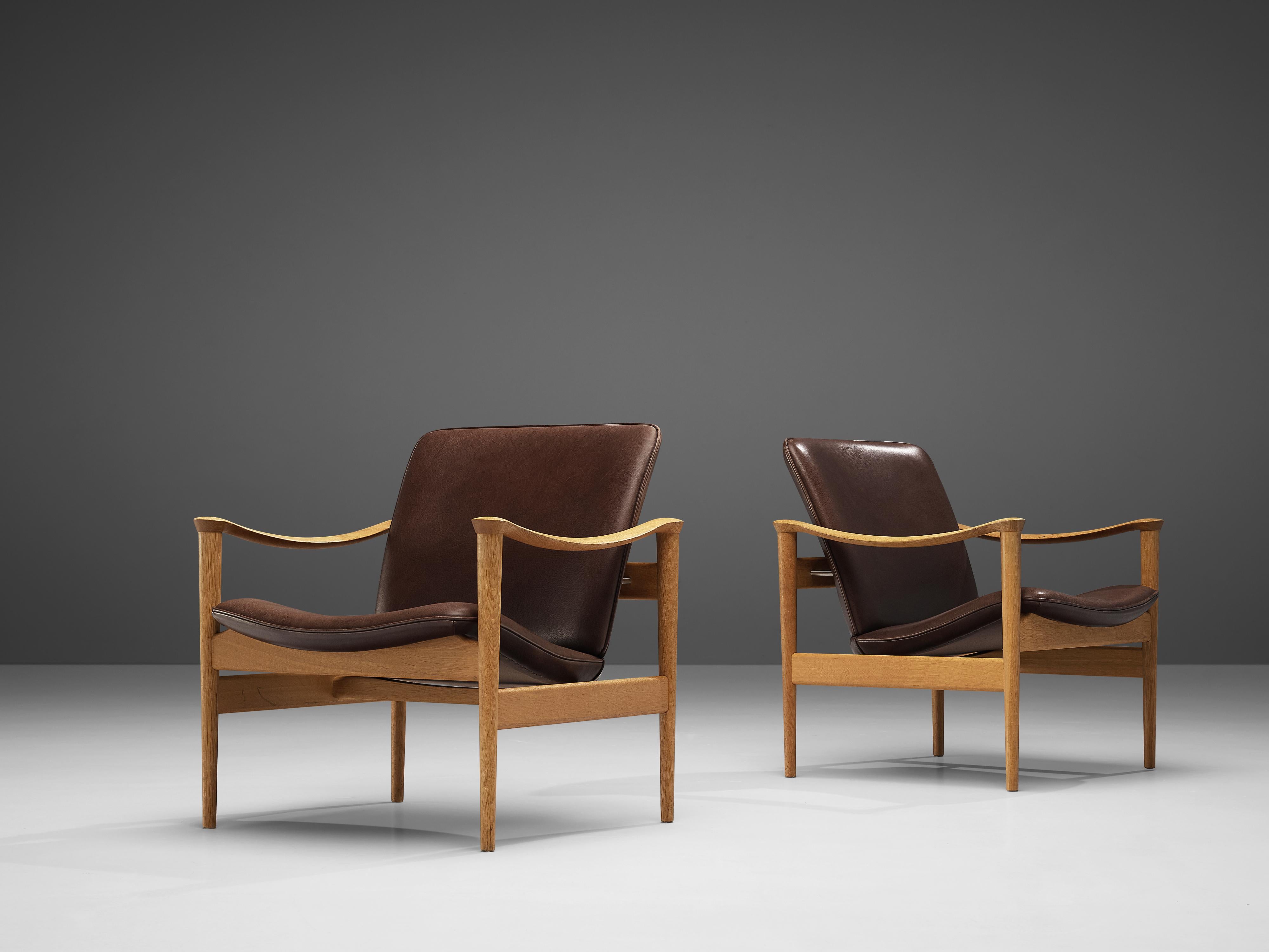 Fredrik A. Kayser for Vatne Lenestolfabrikk, armchairs model 711, oak, faux leather, Norway, 1960s

This set of chairs is designed by Frederik A. Kayser and executed by Vatne Lenestolfabrikk. The armchair is executed in oak, leatherette and are