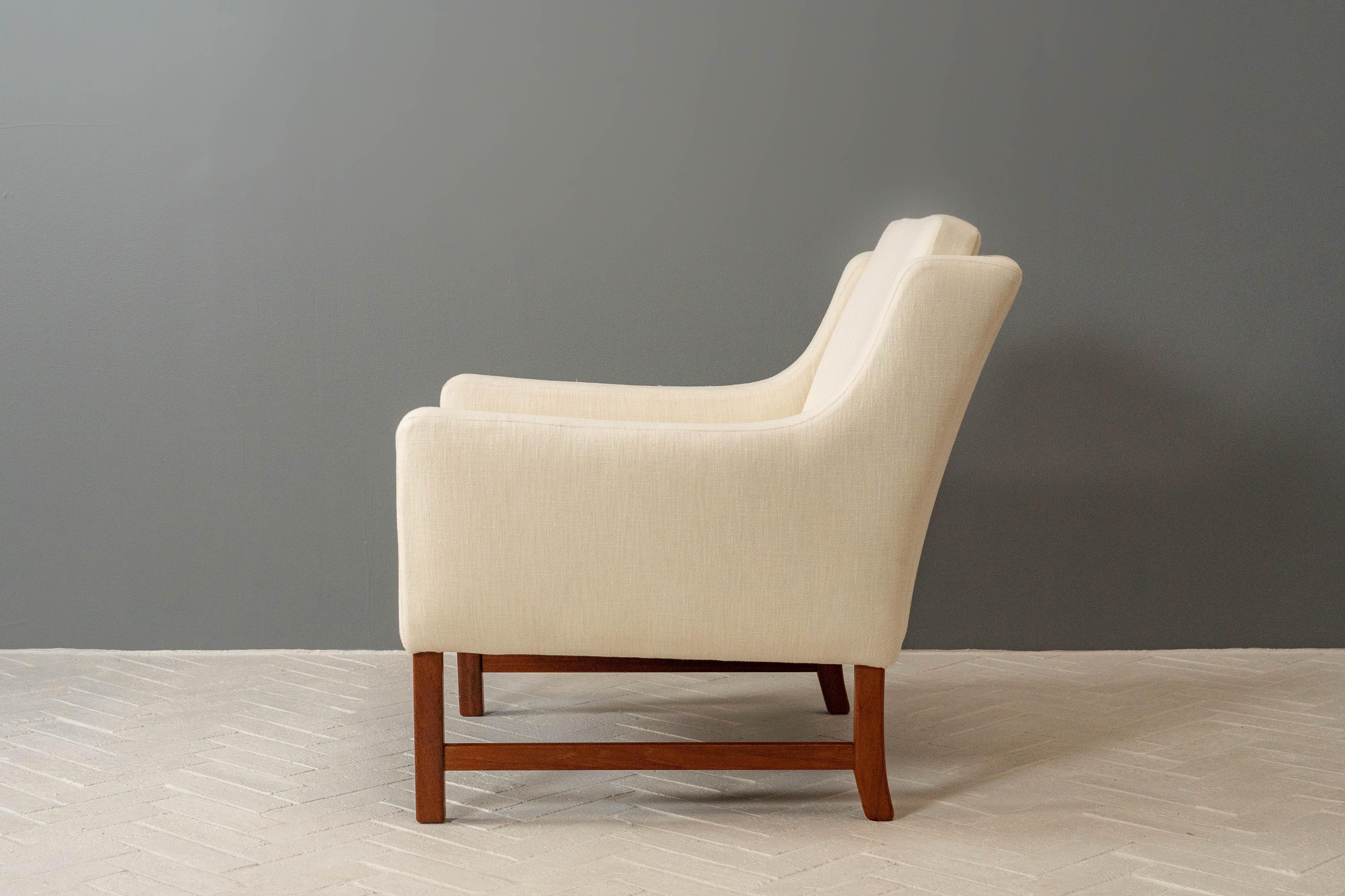 Norway, ca. 1960s. An elegant yet relaxed pair of lounge chairs by Fredrik Kayser for Vatne Møbler. Referred to as the Model 965, each features an accommodating upholstered frame with graceful swoop arms and loose seat and back cushions. Combined