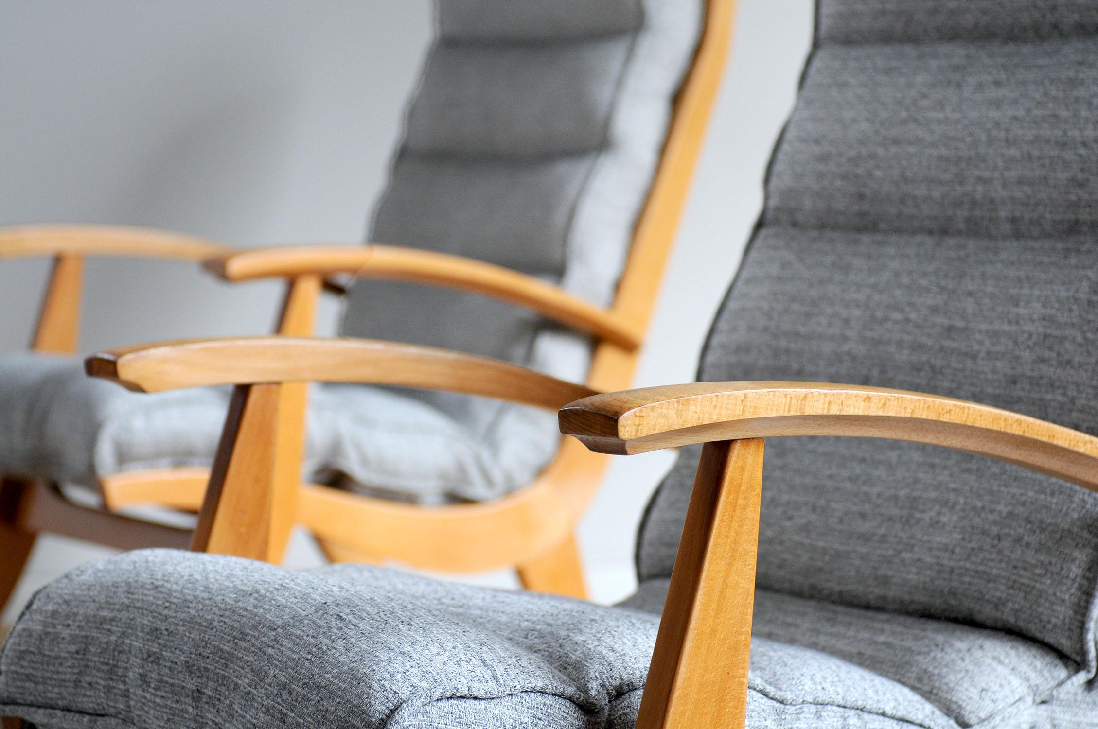 Superbe paire de fauteuils FS 123 de la marque française Free-Span éditée en 1954. La structure en hêtre blond a un design incurvé, le tissu moucheté de blanc et de gris est rembourré de kapok. Le confort exceptionnel de ces sièges est assuré par