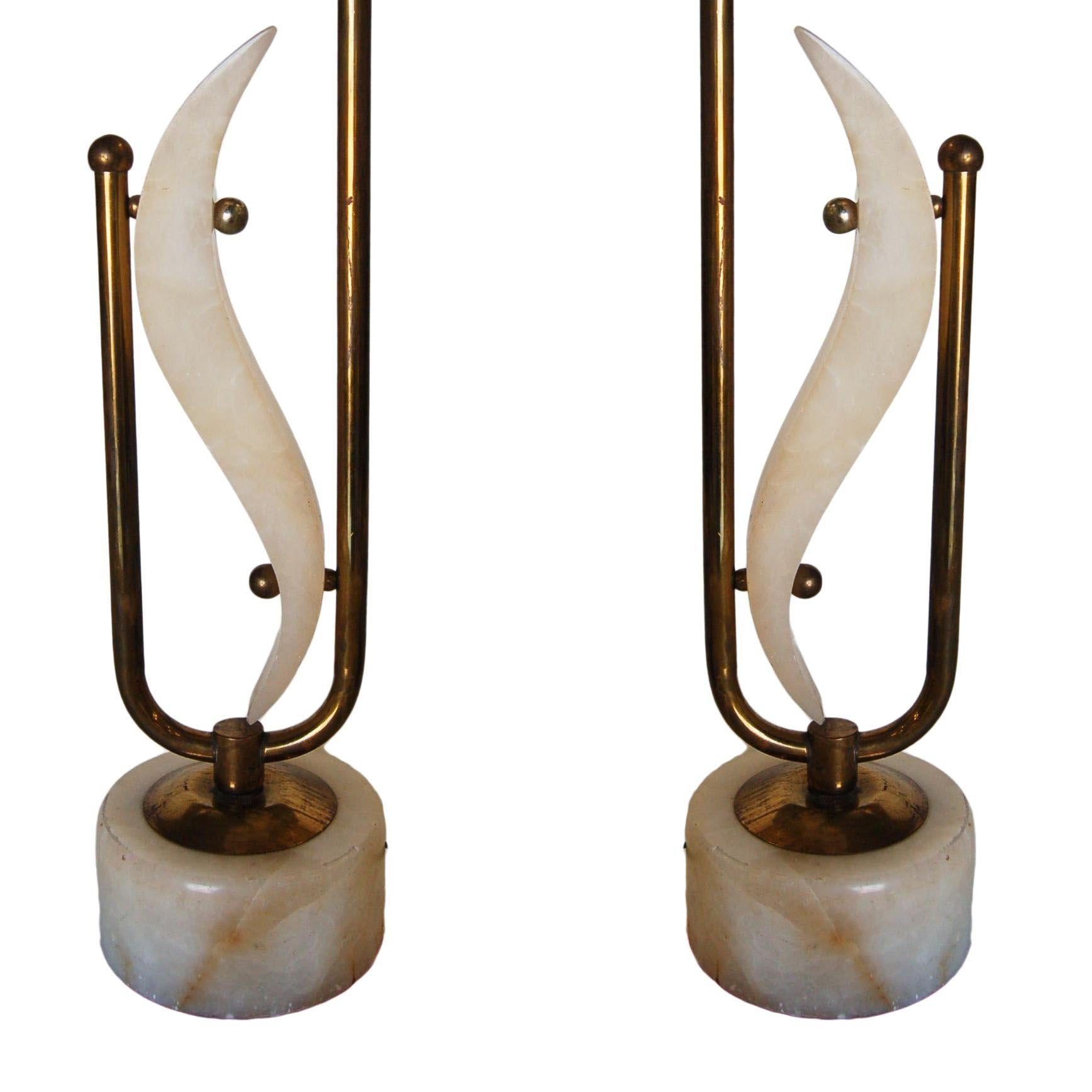 Mid-Century moderno Coppia di lampade da tavolo scultoree astratte in marmo e ottone a forma libera in vendita