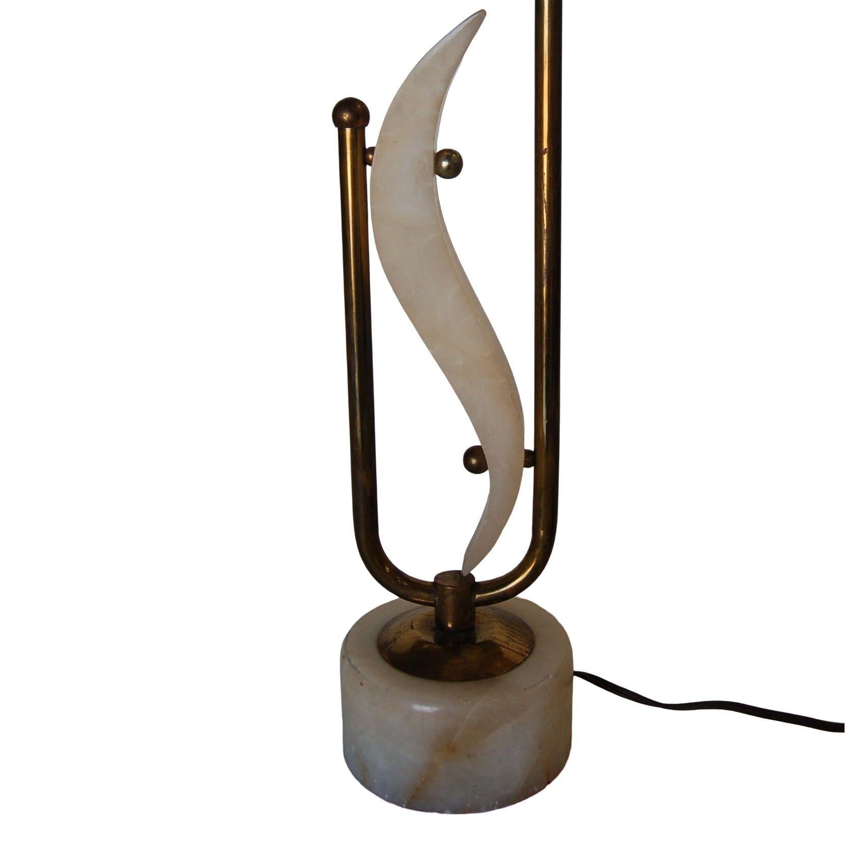 Italiano Coppia di lampade da tavolo scultoree astratte in marmo e ottone a forma libera in vendita