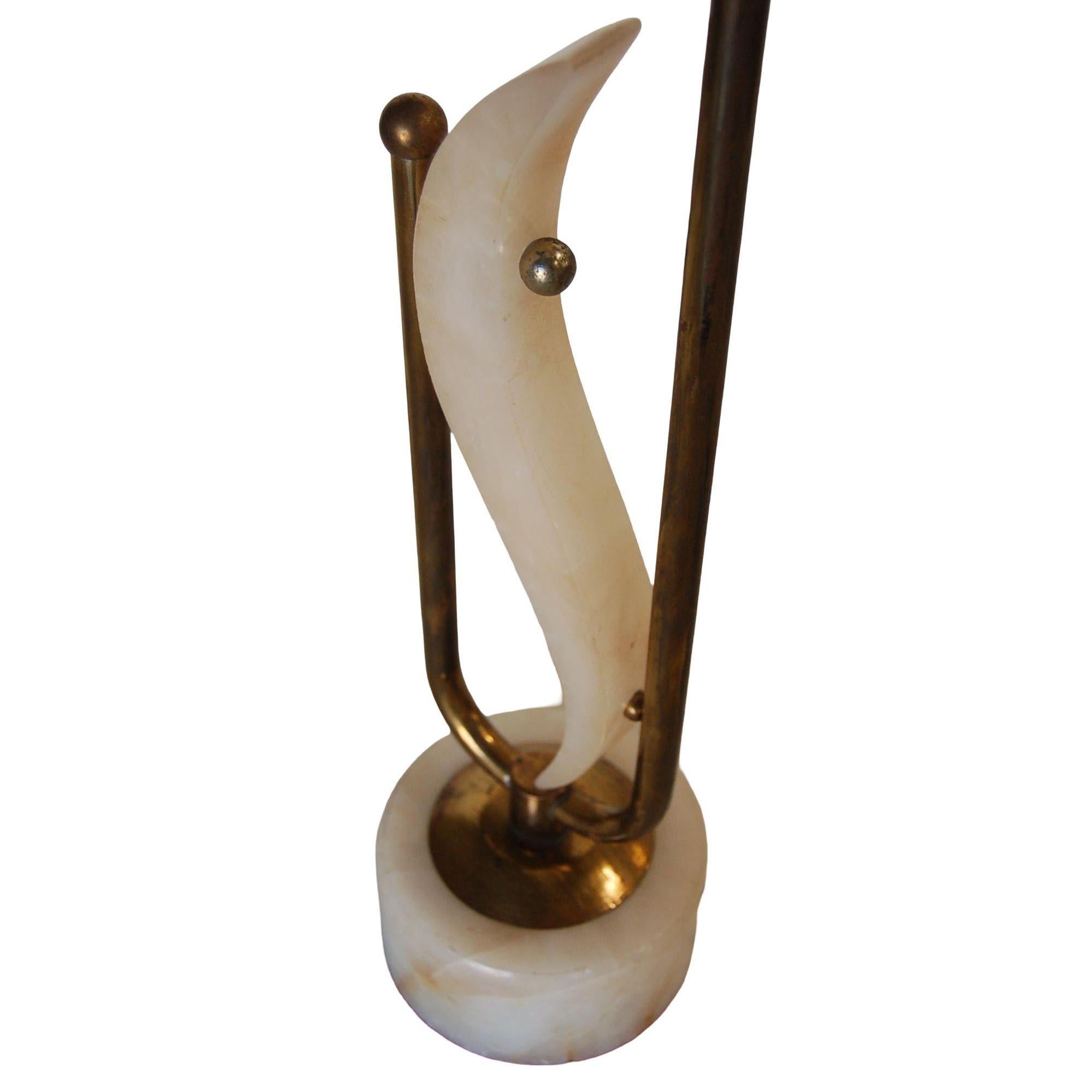Metà XX secolo Coppia di lampade da tavolo scultoree astratte in marmo e ottone a forma libera in vendita