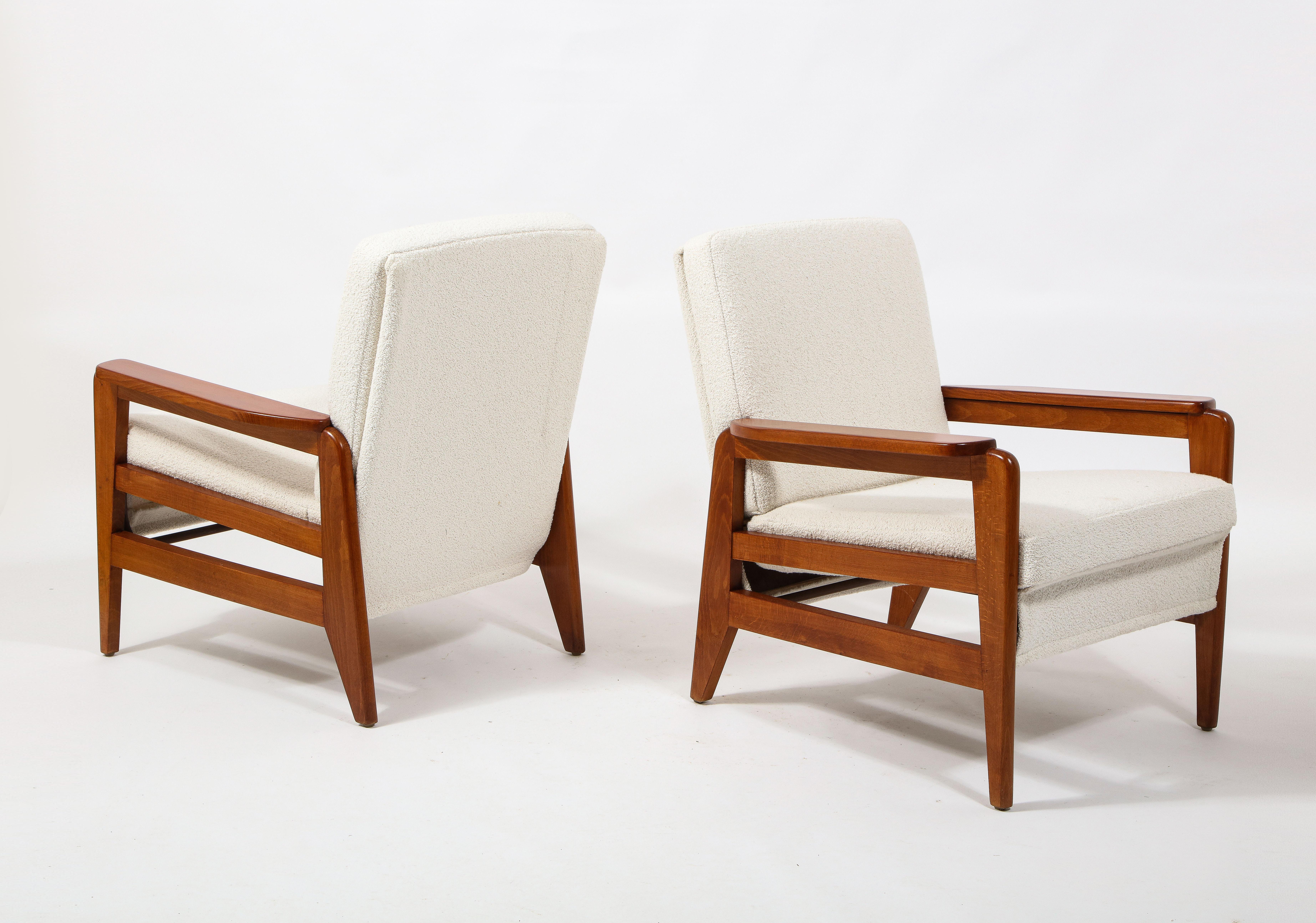 Mid-Century Modern Freespan Pair of Walnut Frame Modern Armchairs in White Bouclé, France 1960's For Sale