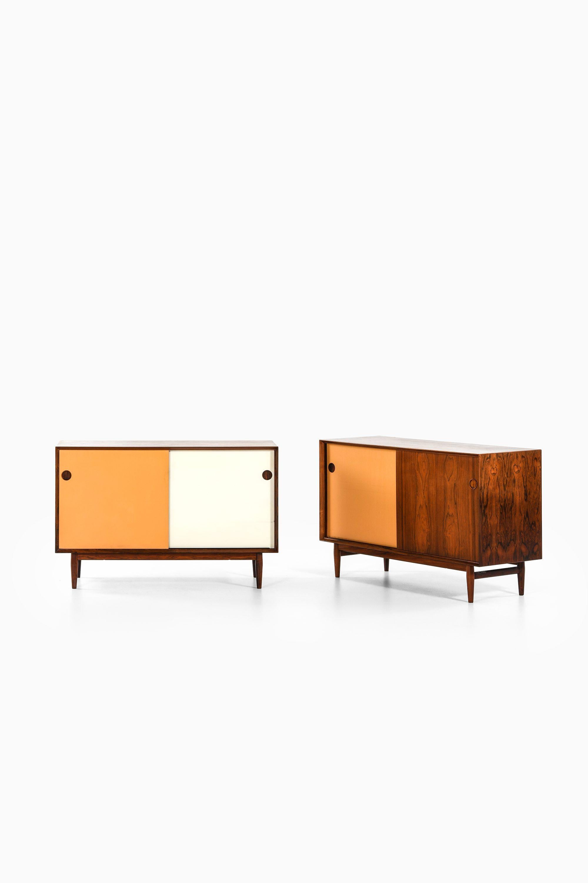 Coppia di credenze indipendenti in palissandro e formica di Arne Vodder, anni '50

Informazioni aggiuntive:
Materiale: Palissandro, formica
Stile: Metà secolo, Scandinavia
Prodotto da Sibast møbelfabrik in Danimarca
Dimensioni (L. x P. x H.): 126 x