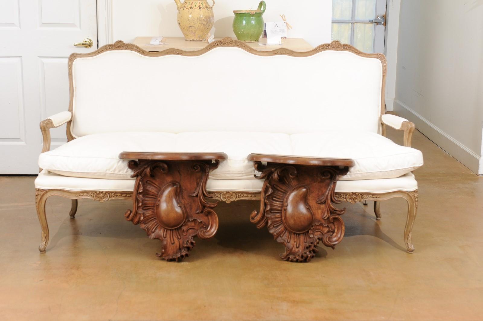 Hand-Carved Pair of French 1760s Louis XV Period Walnut Wall Brackets with Rocailles Motifs For Sale