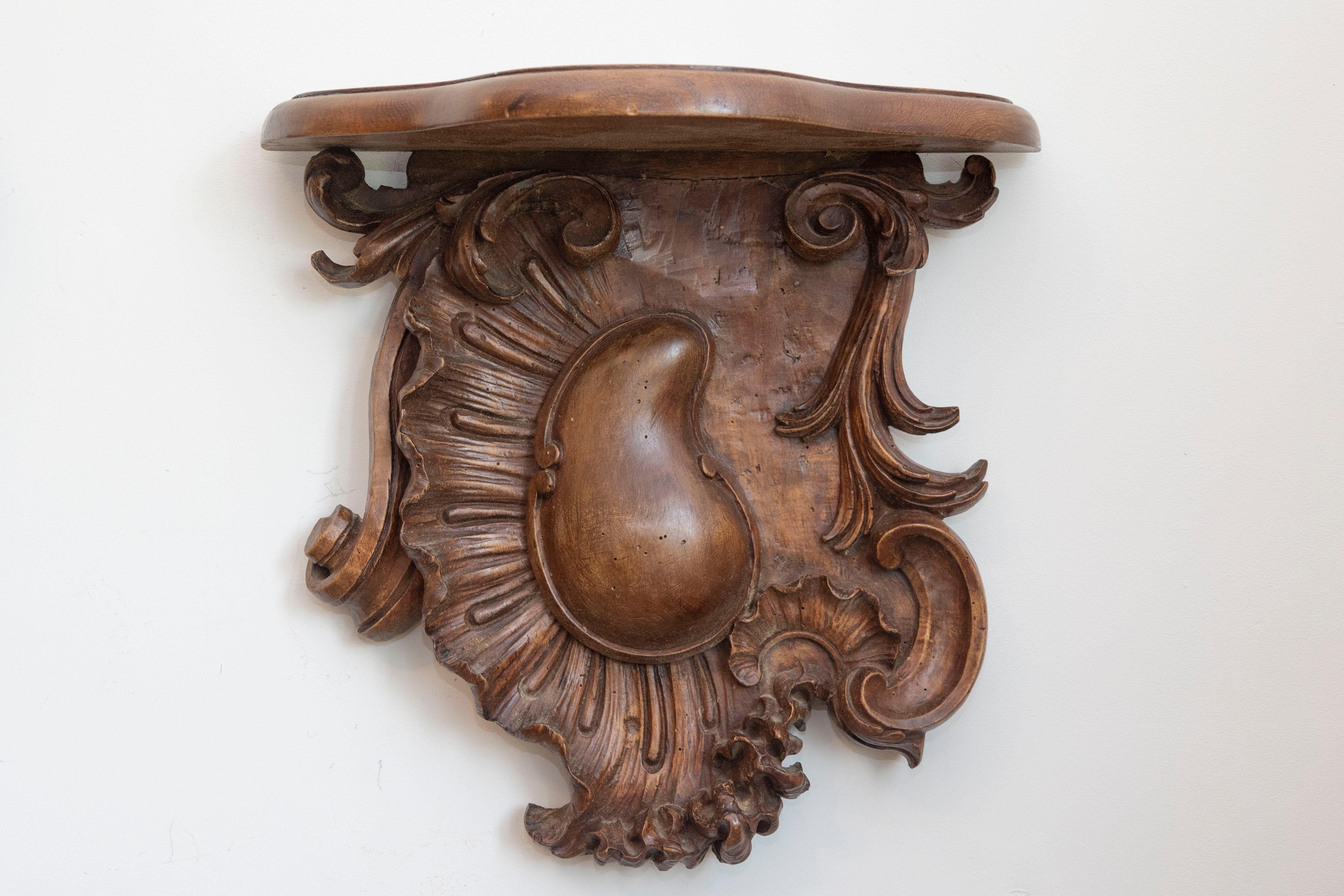 Francese Coppia di mensole da parete francesi del periodo Luigi XV del 1760 in legno di noce con motivi Rocailles in vendita