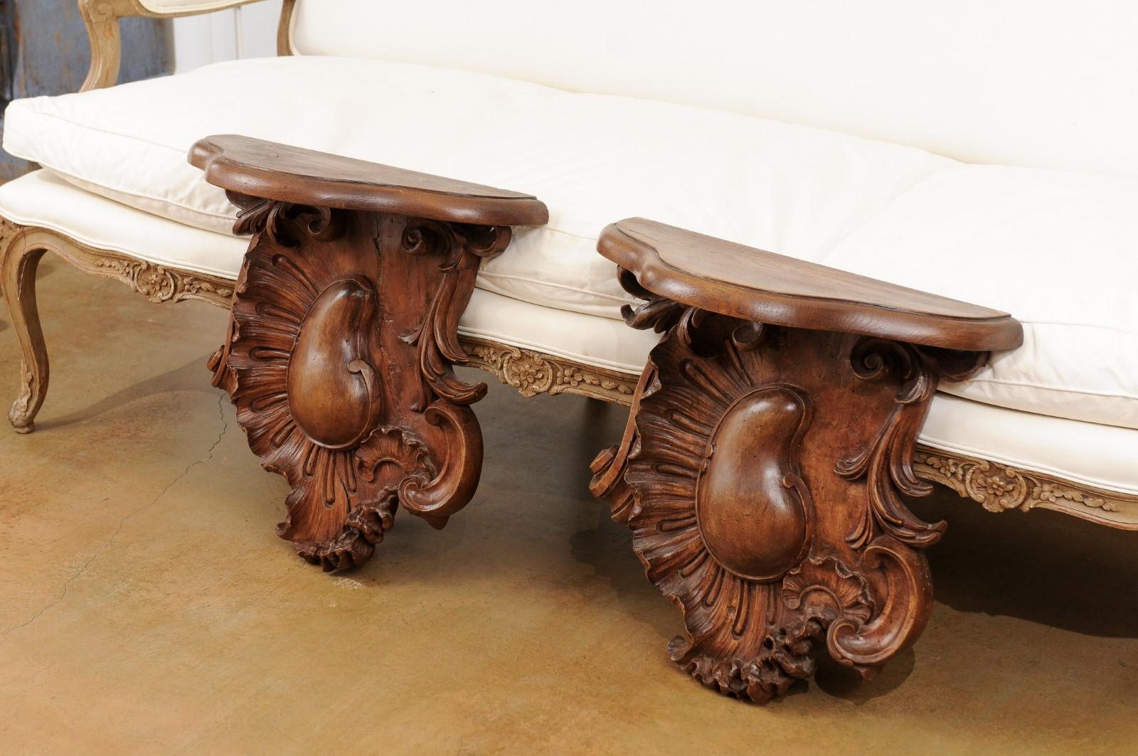 Pair of French 1760s Louis XV Period Walnut Wall Brackets with Rocailles Motifs In Good Condition For Sale In Atlanta, GA