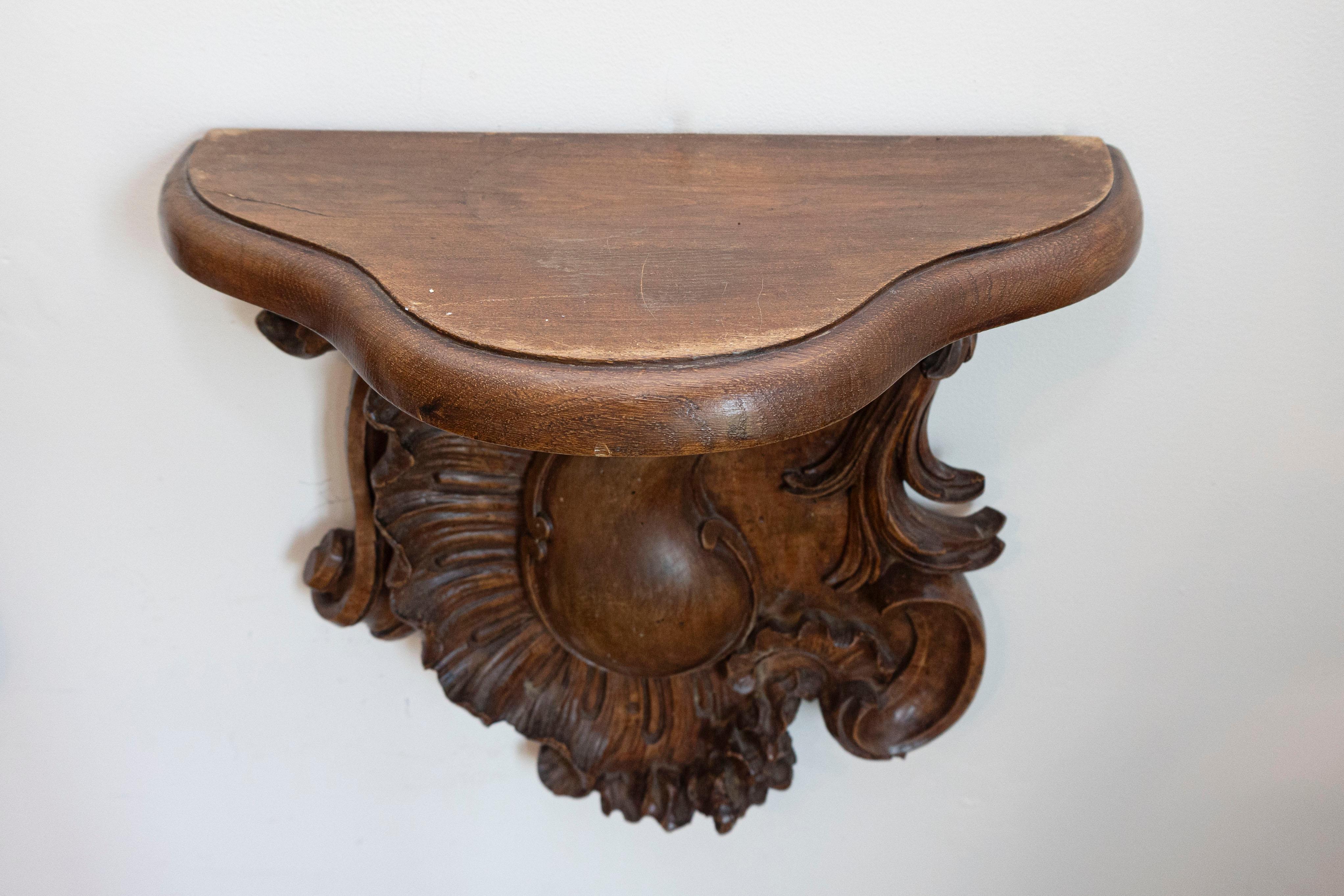 Intagliato a mano Coppia di mensole da parete francesi del periodo Luigi XV del 1760 in legno di noce con motivi Rocailles in vendita