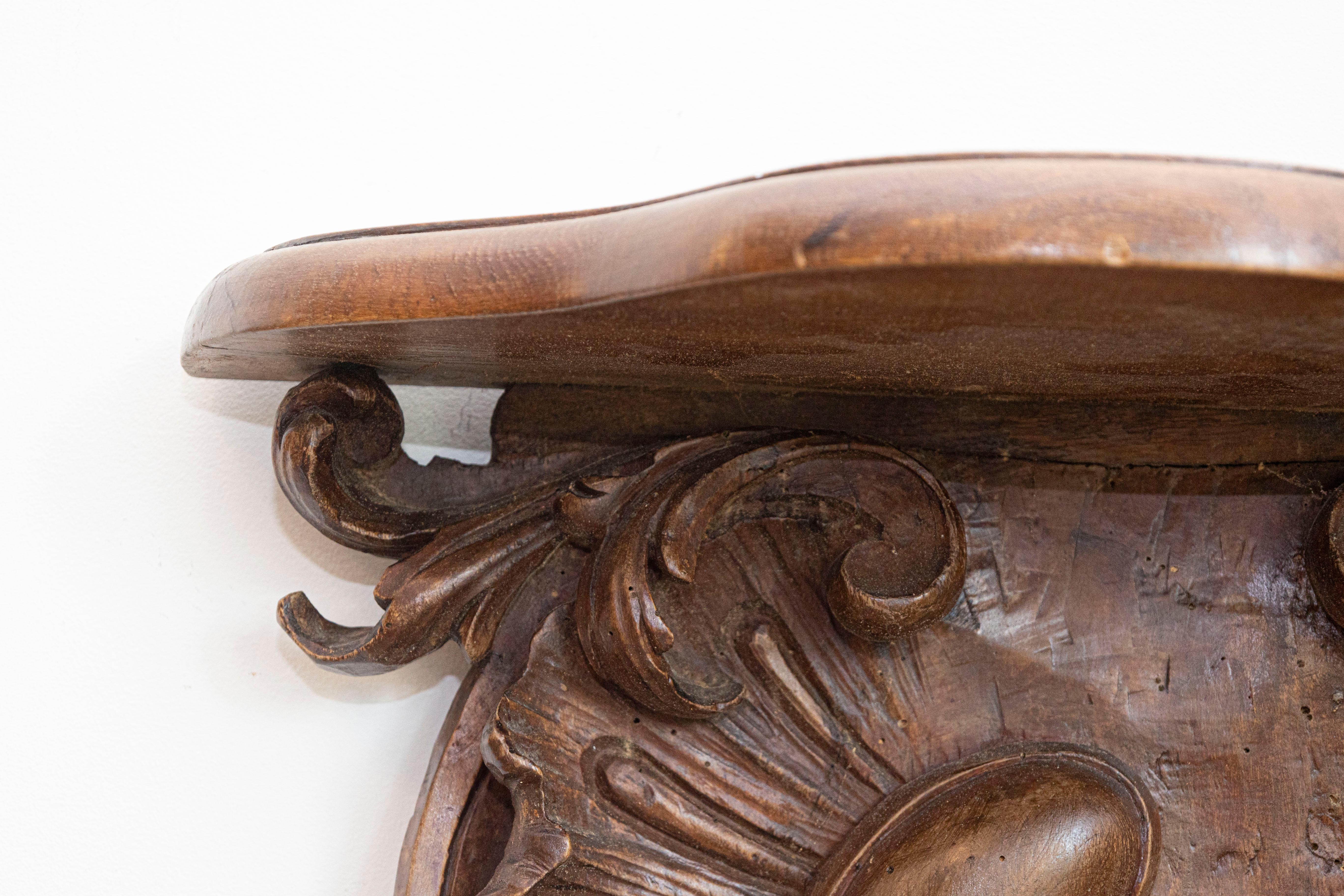Coppia di mensole da parete francesi del periodo Luigi XV del 1760 in legno di noce con motivi Rocailles In condizioni buone in vendita a Atlanta, GA